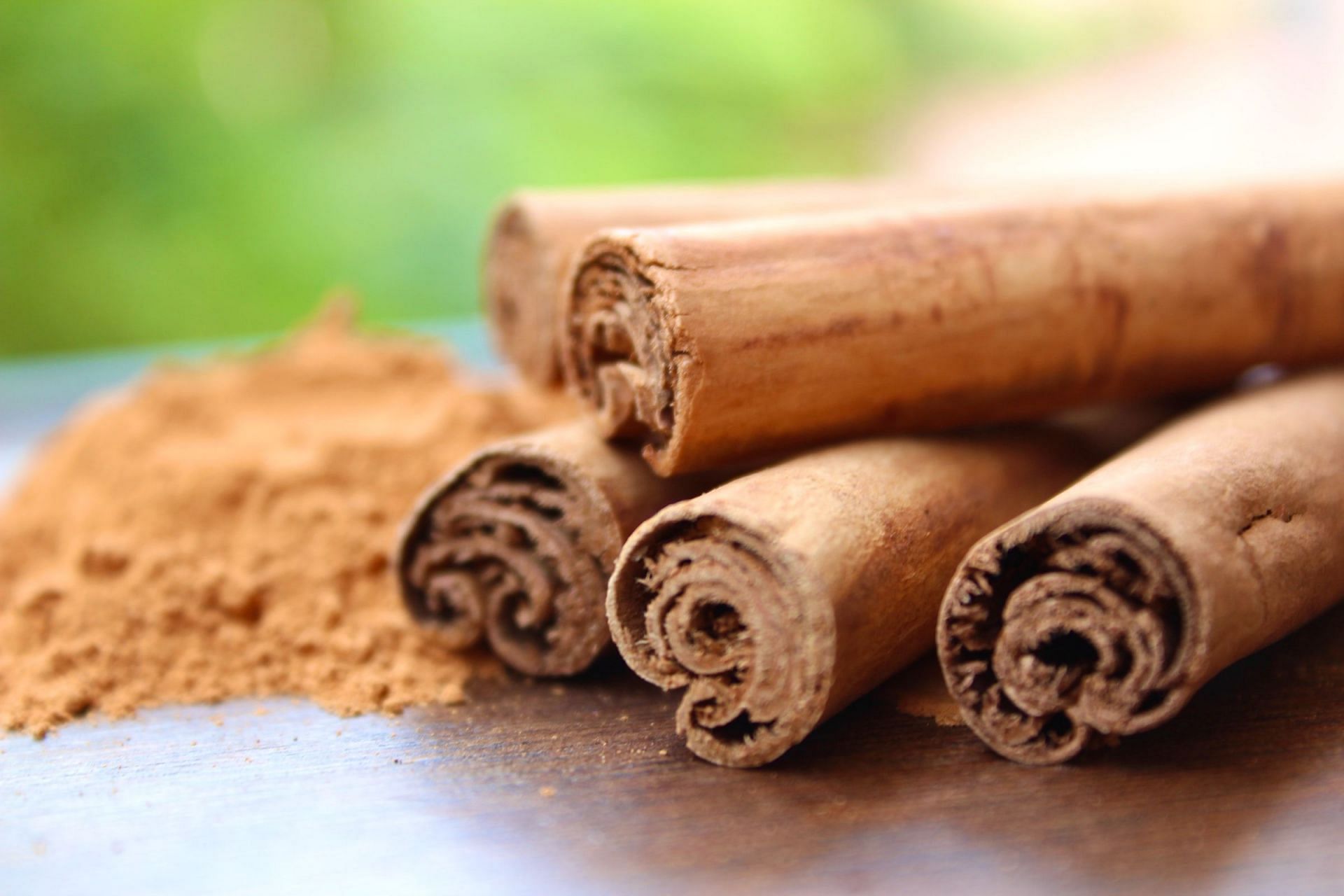 Cinnamon is found in the form of sticks and powder.(Photo by Rens D on Unsplash)