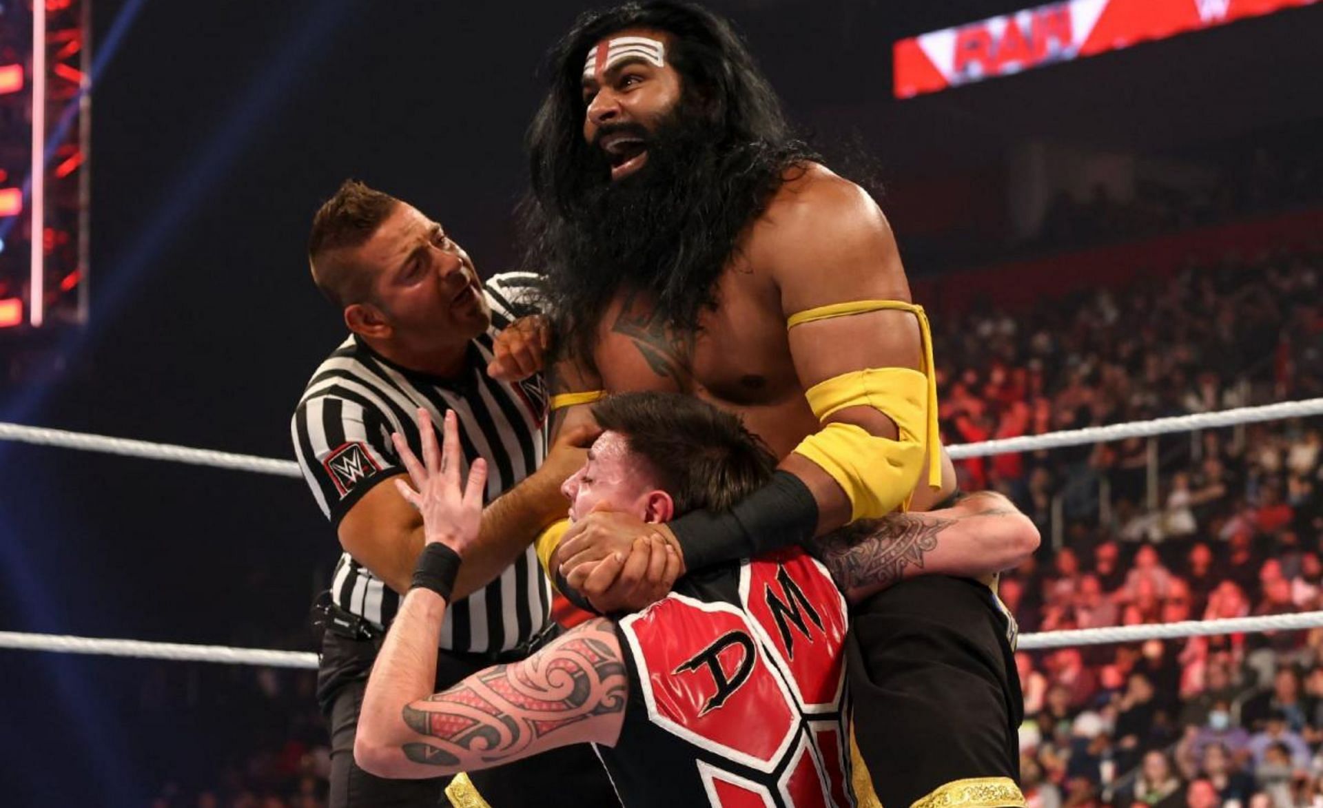 WWE Raw में भारतीय सुपरस्टार वीर महान का बहुत ही जबरदस्त प्रदर्शन देखने को मिला 