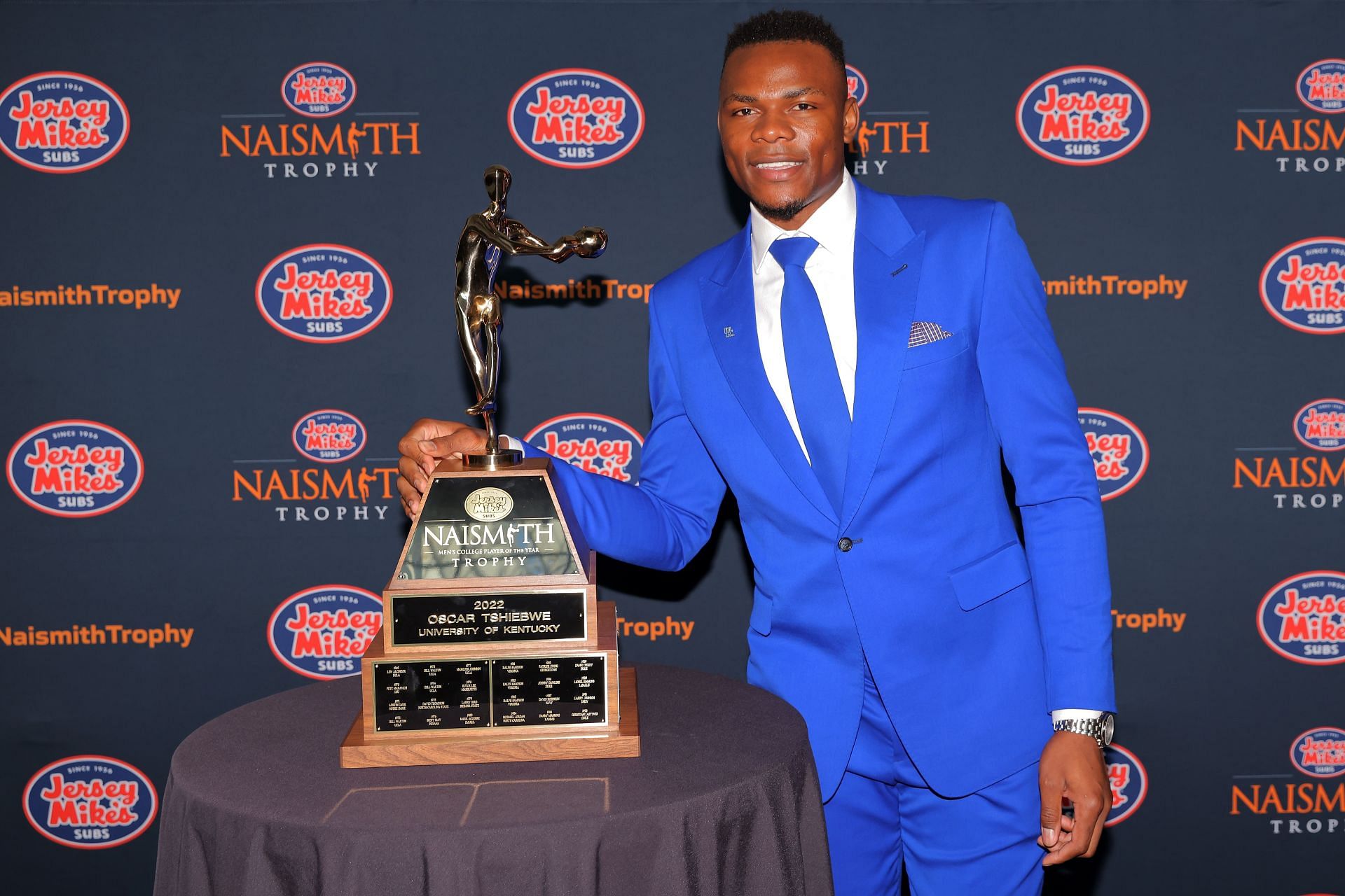 Oscar Tshiebwe is coming off a Naismith Player of the Year season.