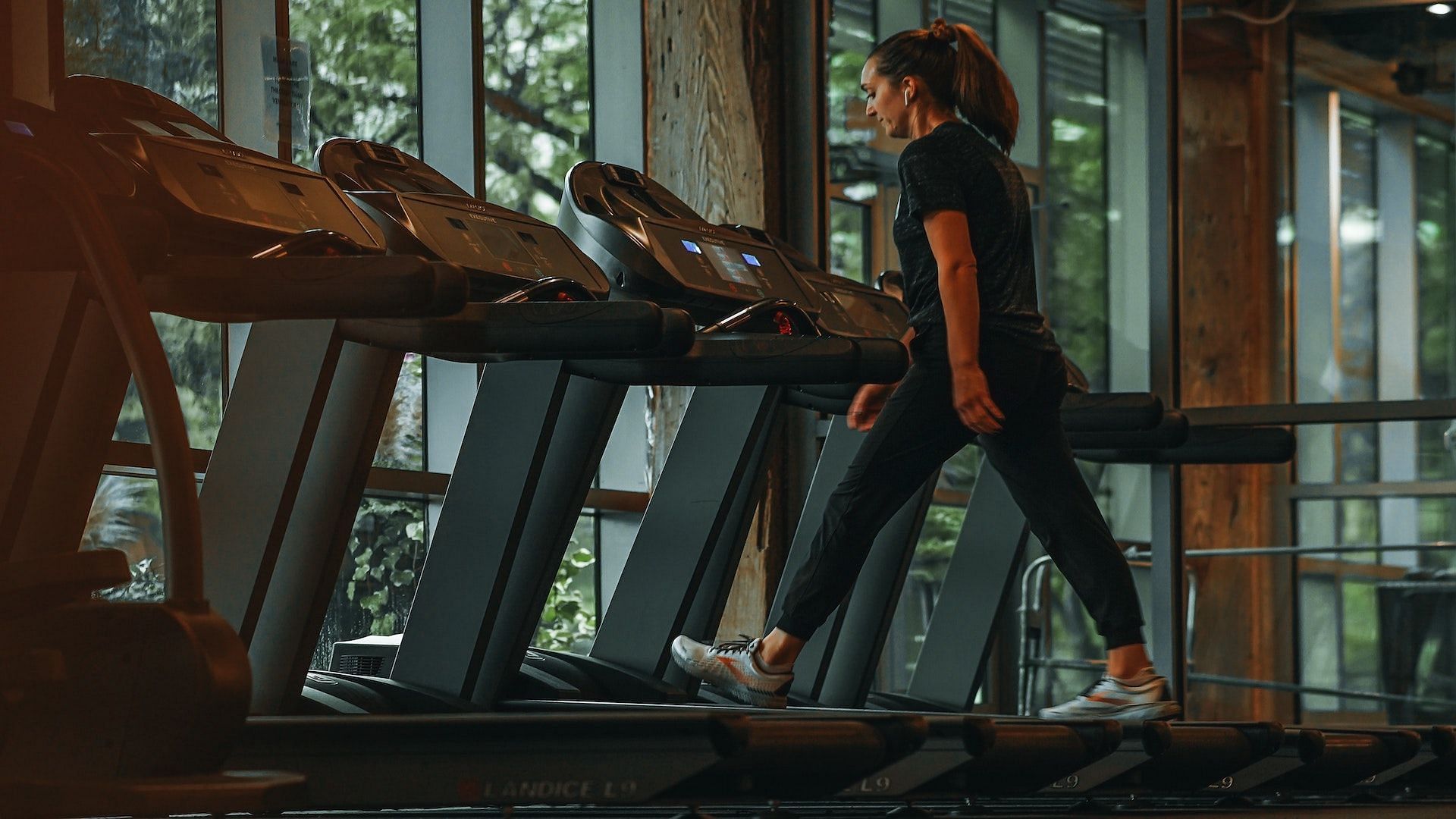 Treadmills and outdoor runs have their own pros and cons. image via Unsplash/Mike Cox