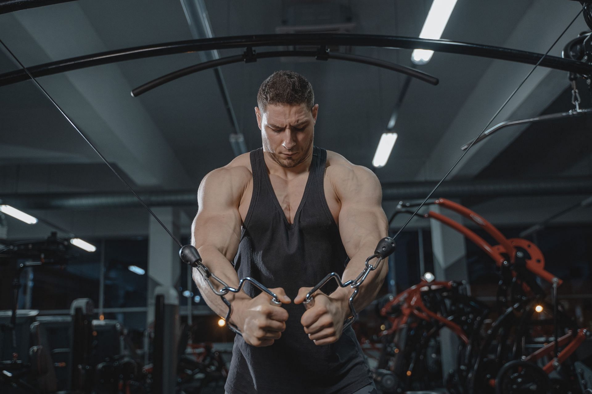 Challenge your chest muscles with these six best chest exercises. (Image by Tima Miroshnichenko / Pexels)