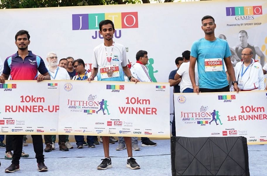 Sumit More (center), winner of the Jitthon 10K, flanked by runners up Jayendra Raut (left) and Raj Maurya. (Pic credit: JITO)