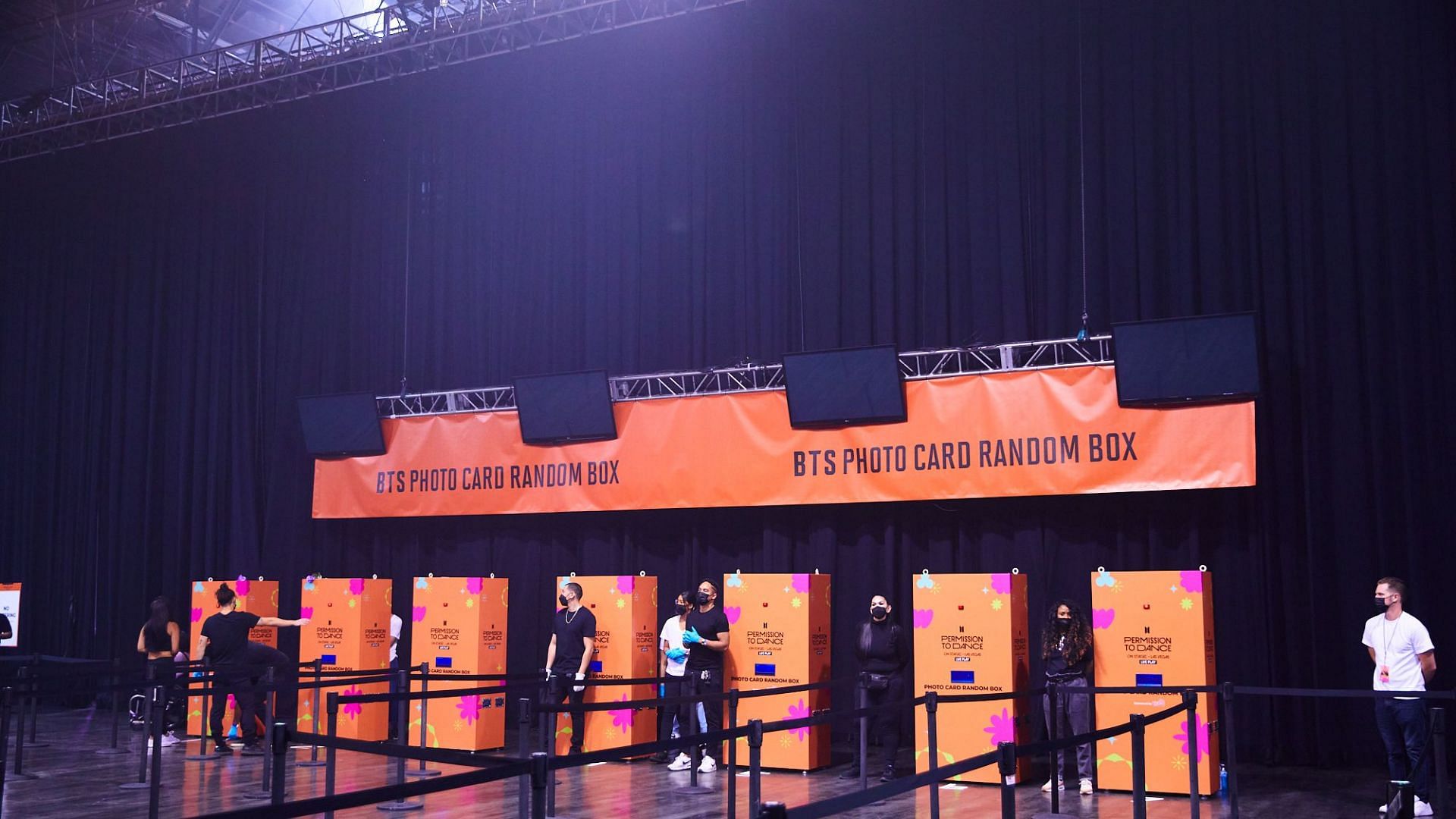 PTD Las Vegas LIVE PLAY Photocard Random Box Booth (Image via HYBE Corp.)