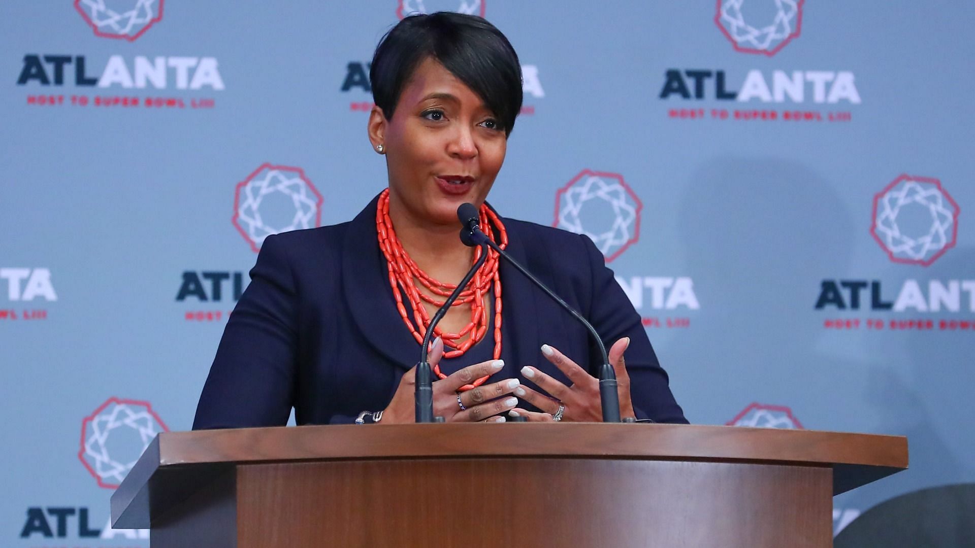 Keisha Lance Bottoms said that she was refused to sit in the bar area because she was wearing leggings. (Image via Getty Images/Rich Graessle)