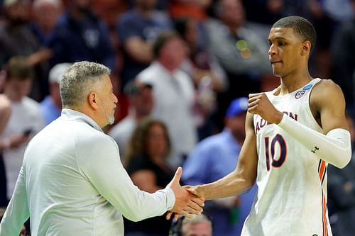 Bruce Pearl and Jabari Smith Jr. are shaking hands during the last game of the 2022 NCAA season.