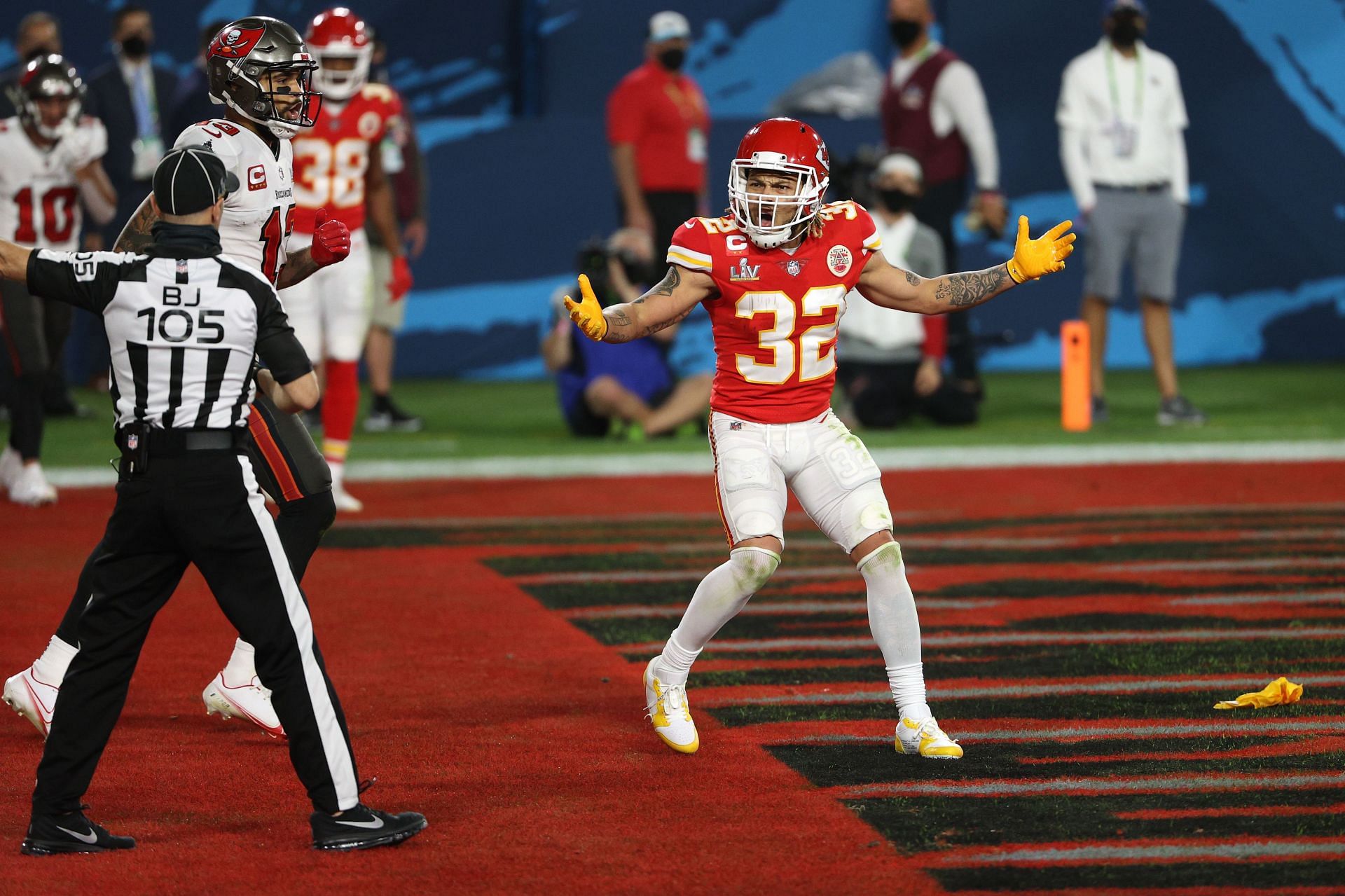 Kansas City Chiefs strong safety Tyrann Mathieu #32 warms up prior to  playing the Las Vegas Rai …