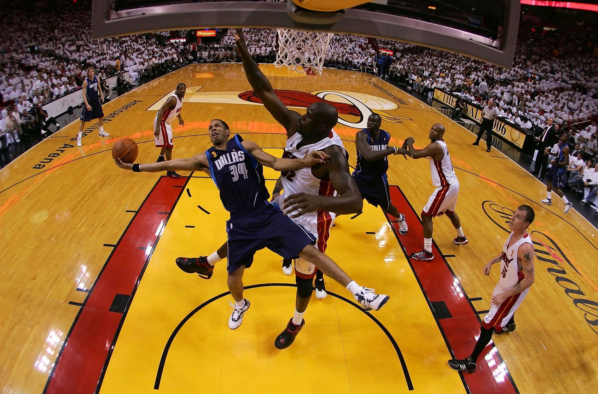Shaq in the NBA Finals against the Dallas Mavericks.