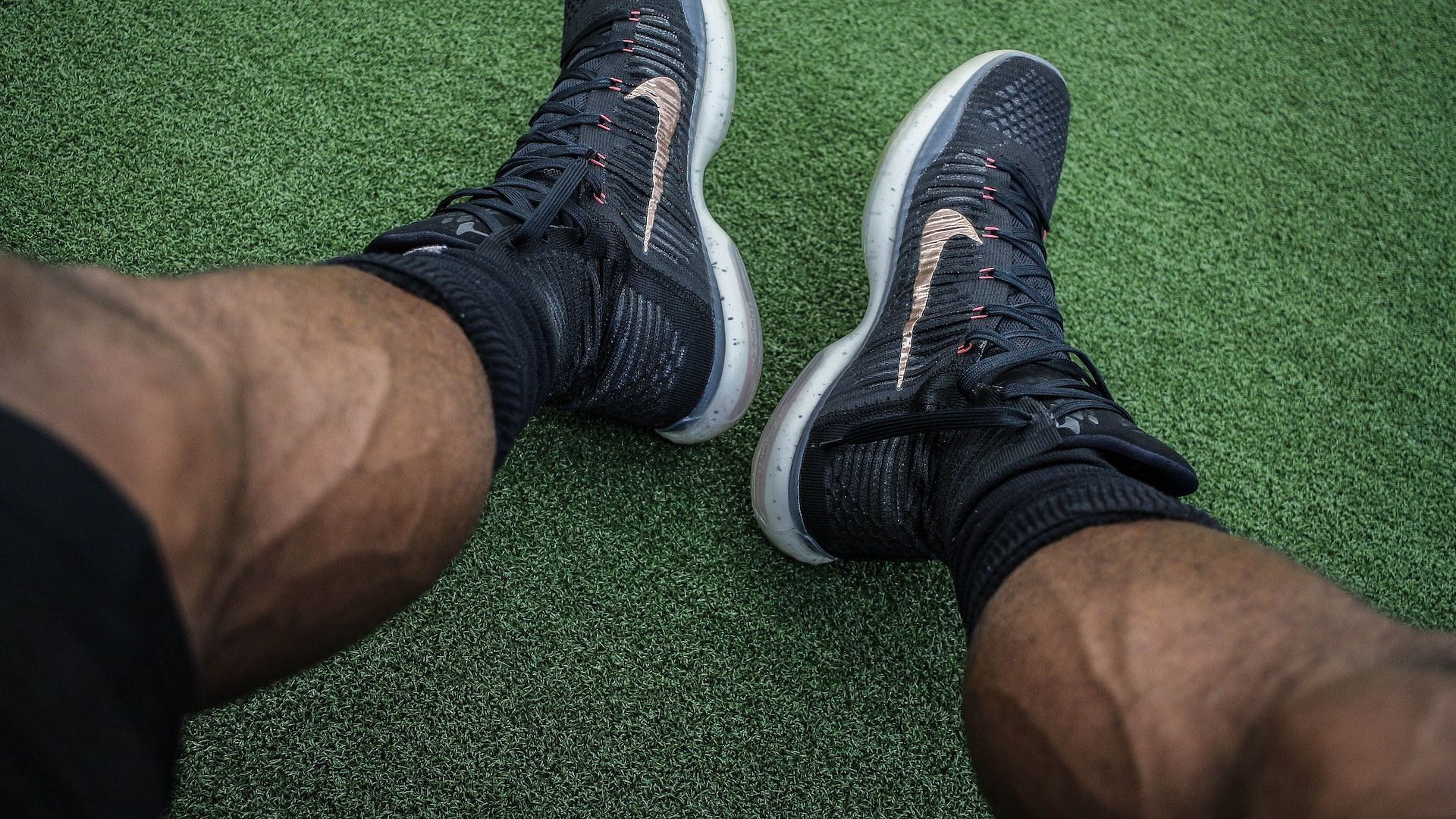 The best exercises for your calf muscles. Image via Unsplash/Yamon Figurs