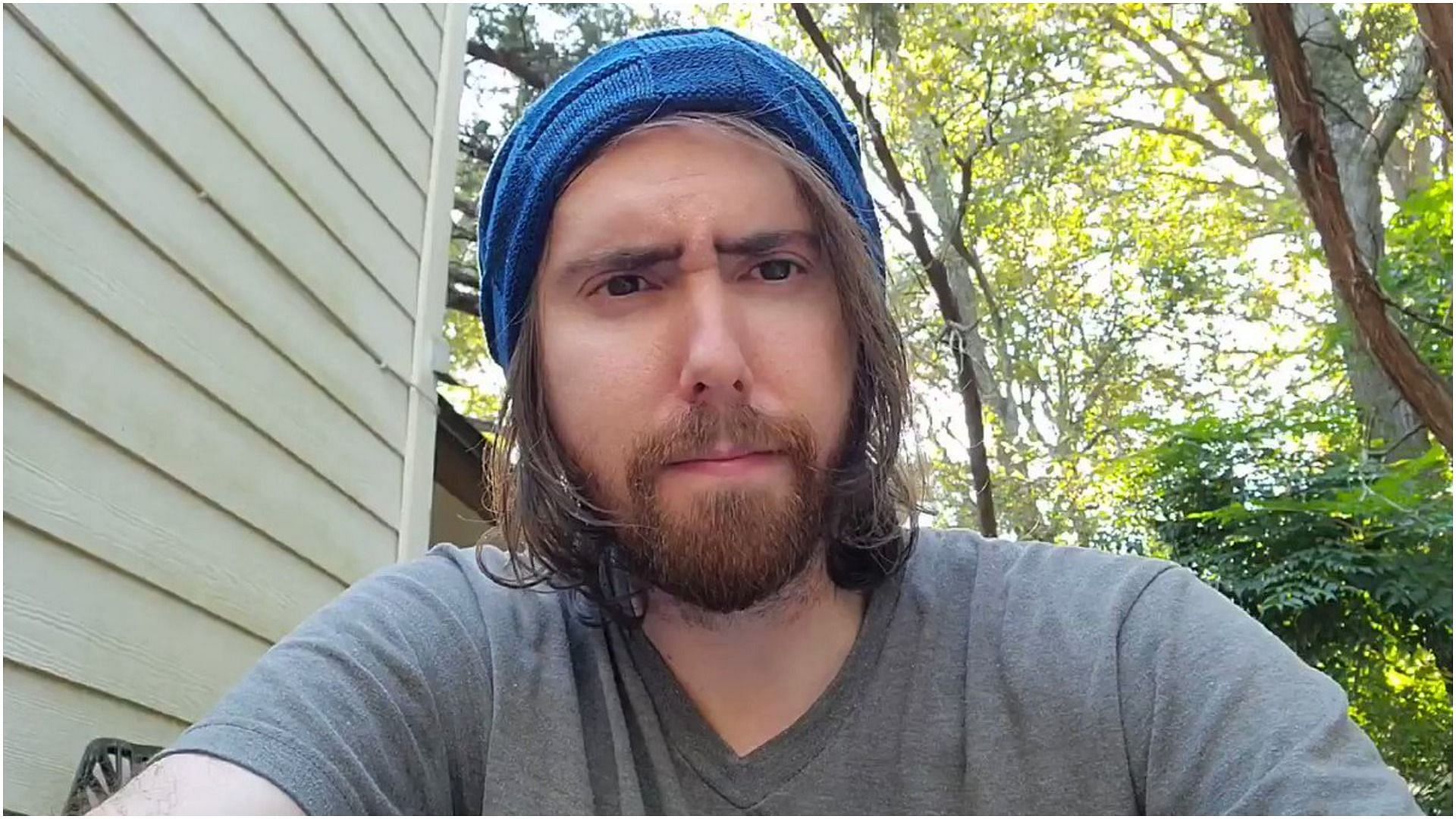 Asmongold calls on his viewers to block out crypto ads on r/place (Image via Asmongold/Twitter)