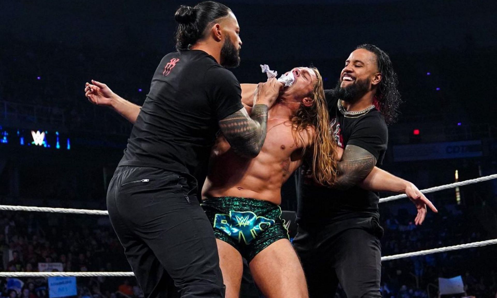 WWE फैंस ने रोमन रेंस के मैच का ऐलान होने के बाद अपना गुस्सा जाहिर किया है