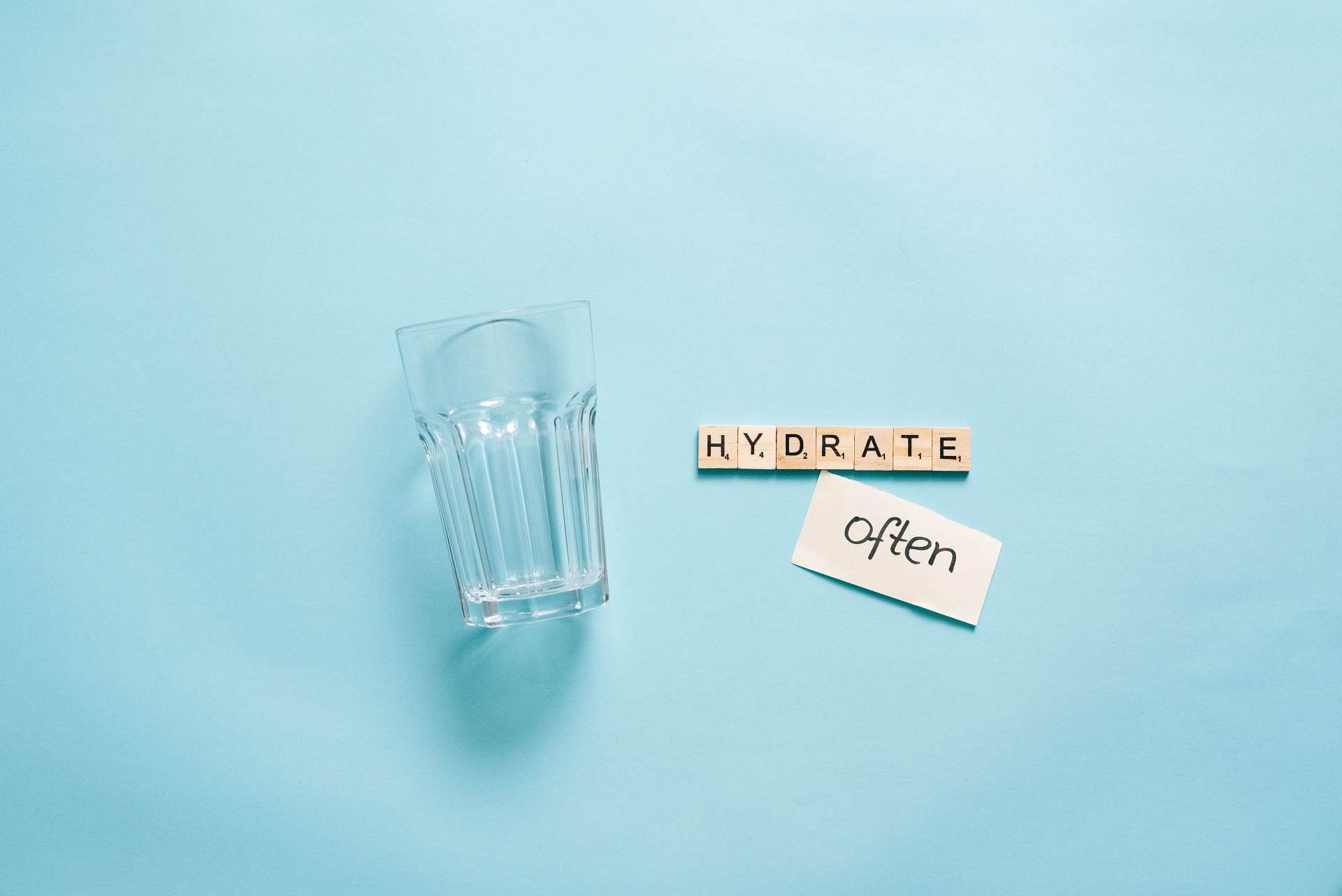 Drinking water flushes out toxins from your body (Image via pexels/Olya Kobruseva)