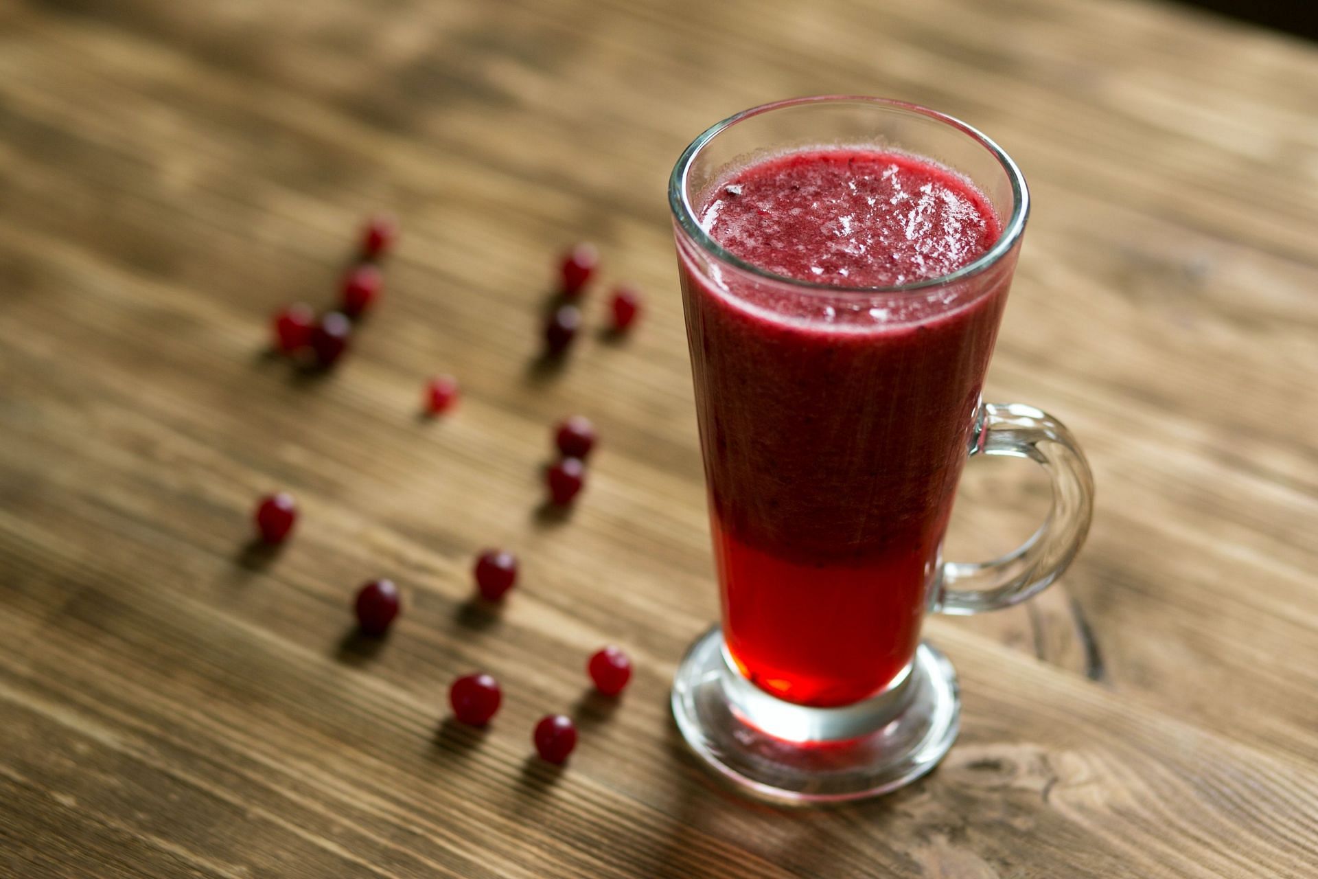 Cranberry aids in toxin removal and metabolism stimulation (Image via pexels/ Daria Andrievskaya)