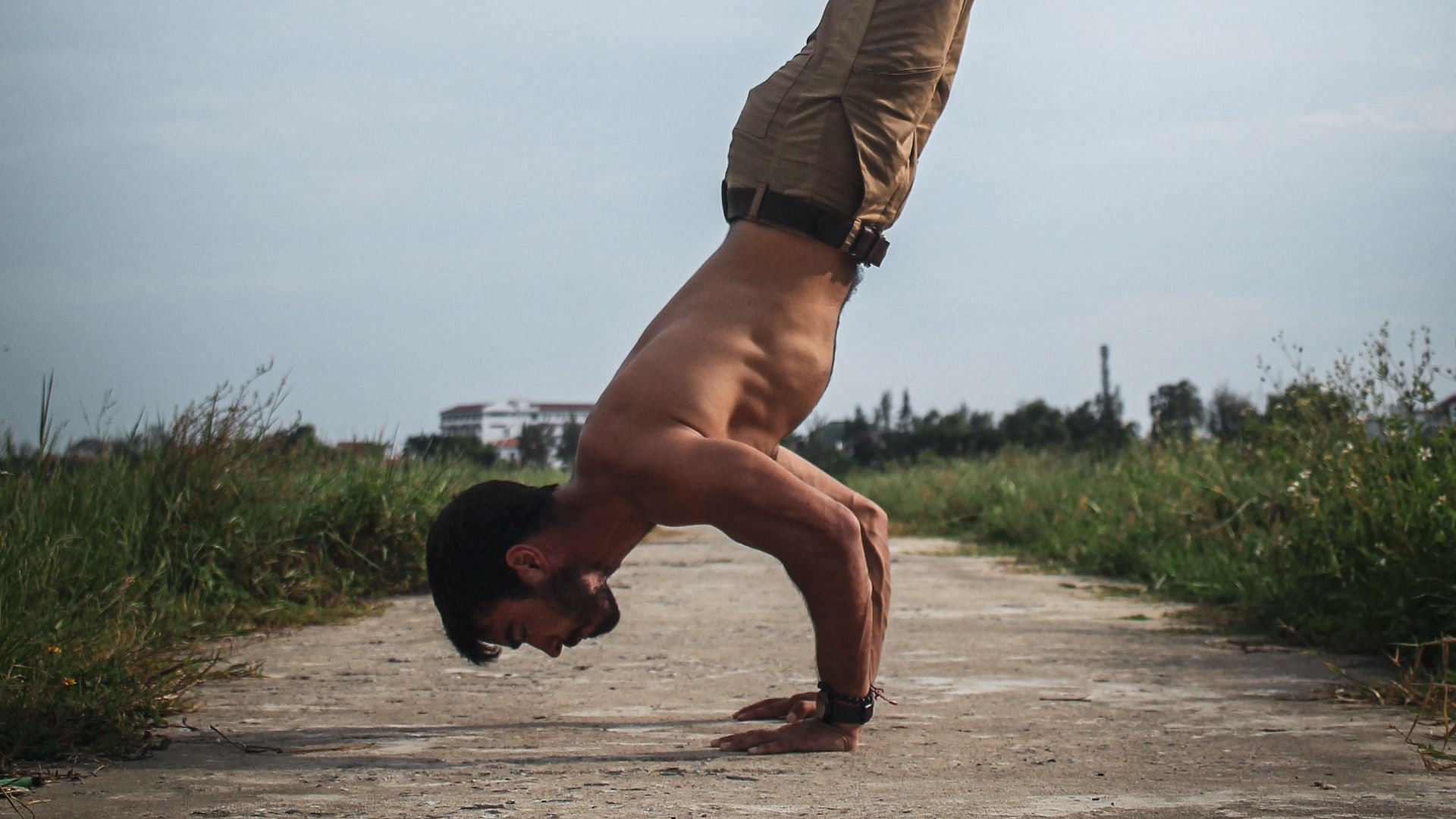 All about the handstand pushup. (Image via Pedro Araujo)