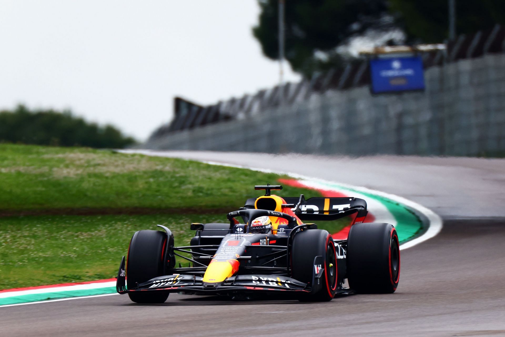 Max Verstappen in action during qualifying for the 2022 F1 Imola GP (Photo by Mark Thompson/Getty Images)