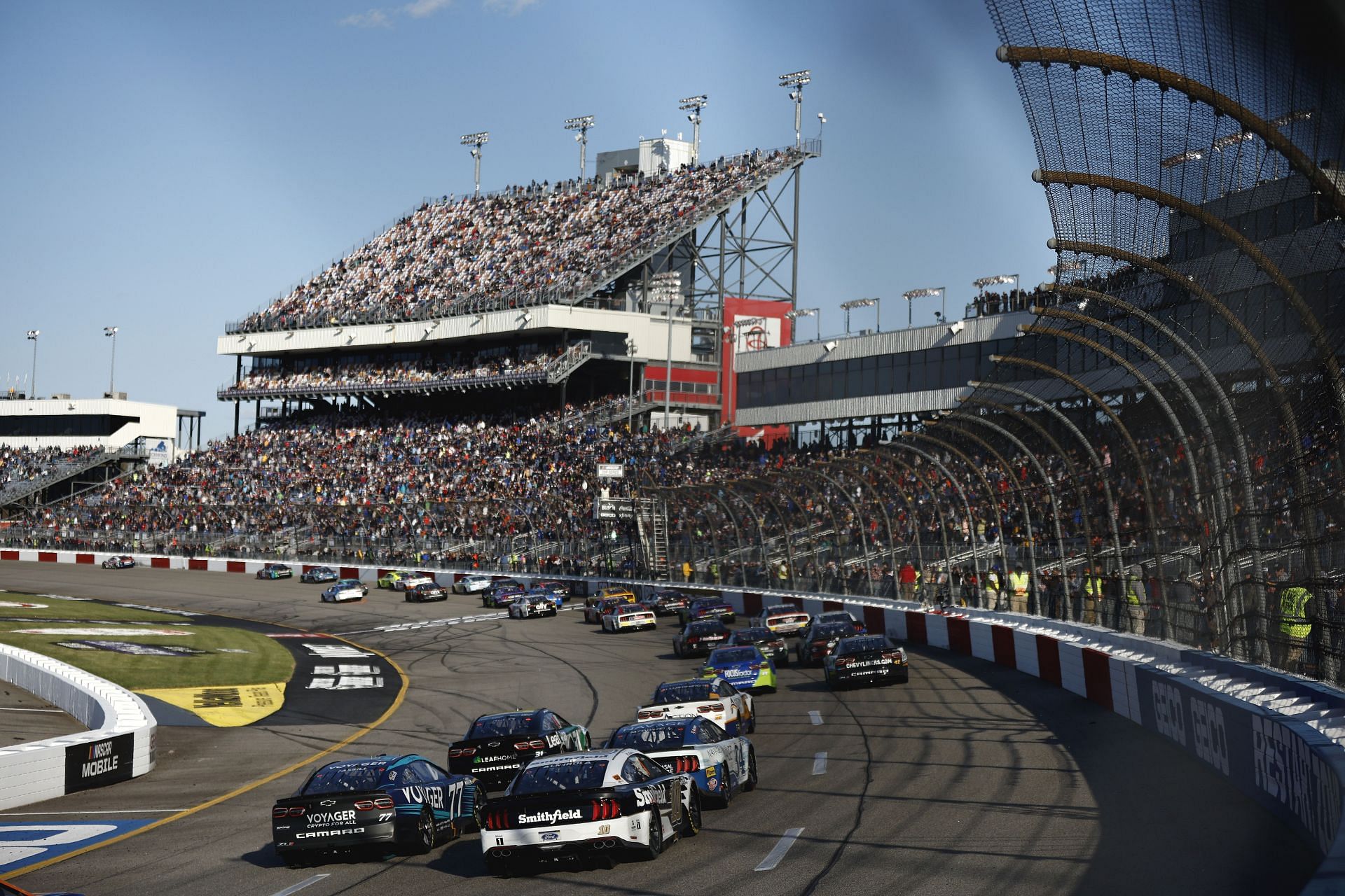 Cars race during the 2022 NASCAR Cup Series Toyota Owners 400 at Richmond Raceway in Richmond, Virginia (Photo by Jared C. Tilton/Getty Images)