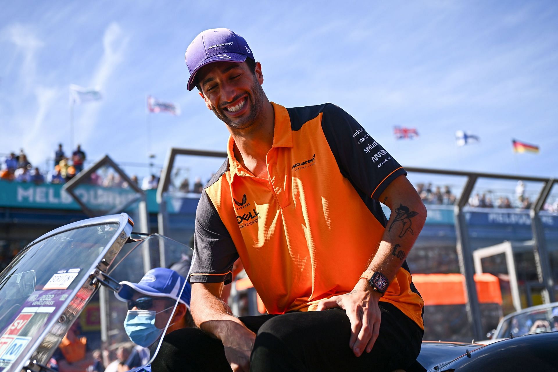 Daniel Ricciardo of Australia and McLaren smiles on the drivers&#039; parade ahead of the F1 Grand Prix of Australia at Melbourne Grand Prix Circuit on April 10, 2022 (Photo by Clive Mason/Getty Images)
