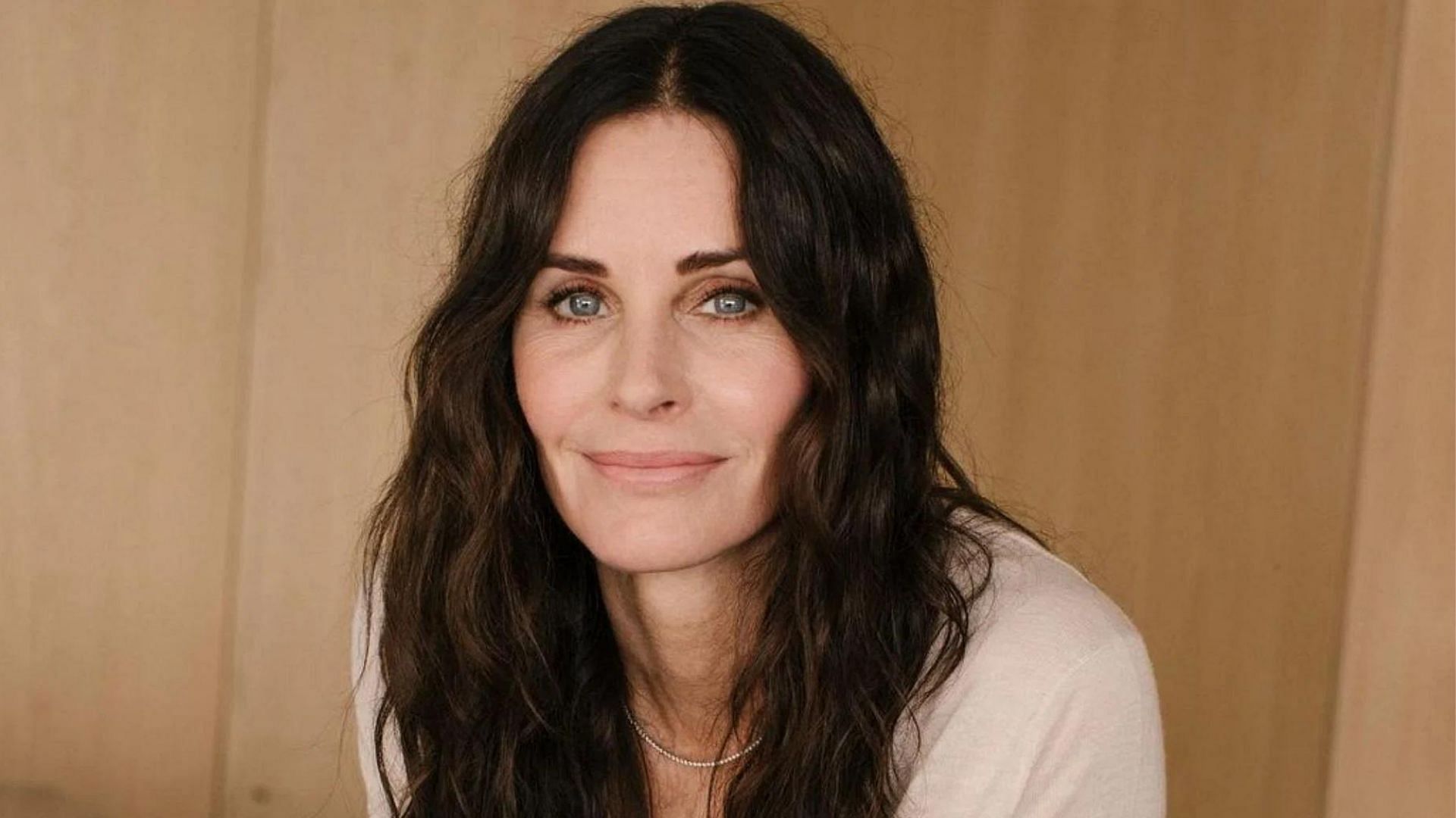 Courtney Cox tries out new Friends filter (Image via Twitter)
