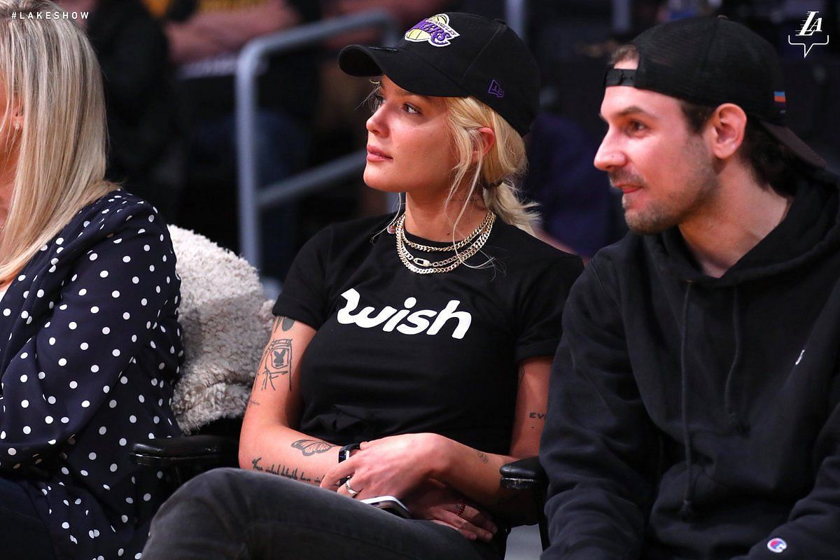 Halsey courtside at an LA Lakers game [Source: Los Angeles Lakers on Twitter]