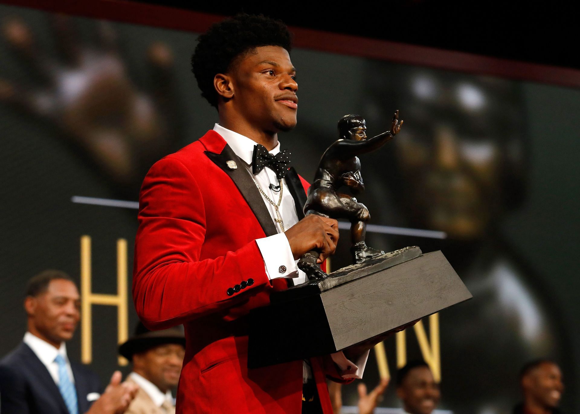 Lamar Jackson lifts the Heisman Trophy in 2016