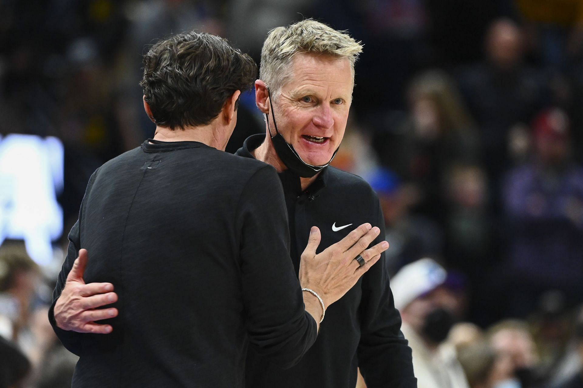 Steve Kerr in discussion with Jazz head coach Quin Snyder