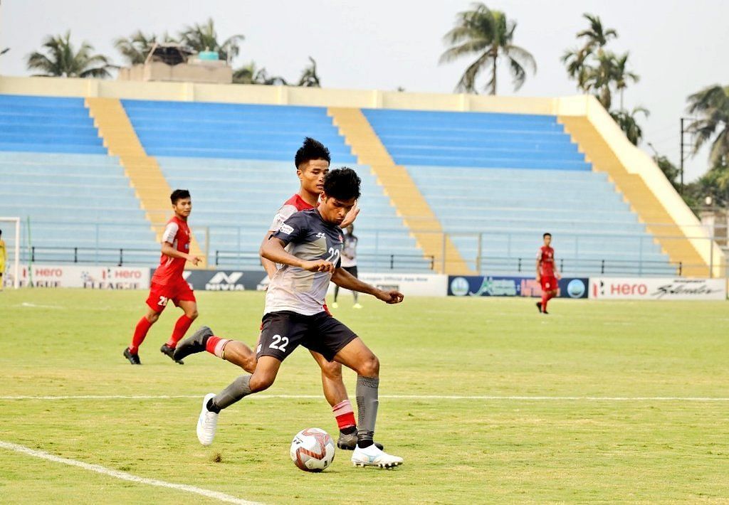 Sreenidi Deccan FC and Aizawl FC players tussling for the ball. (Image Courtesy: Twitter/ILeagueOfficial)