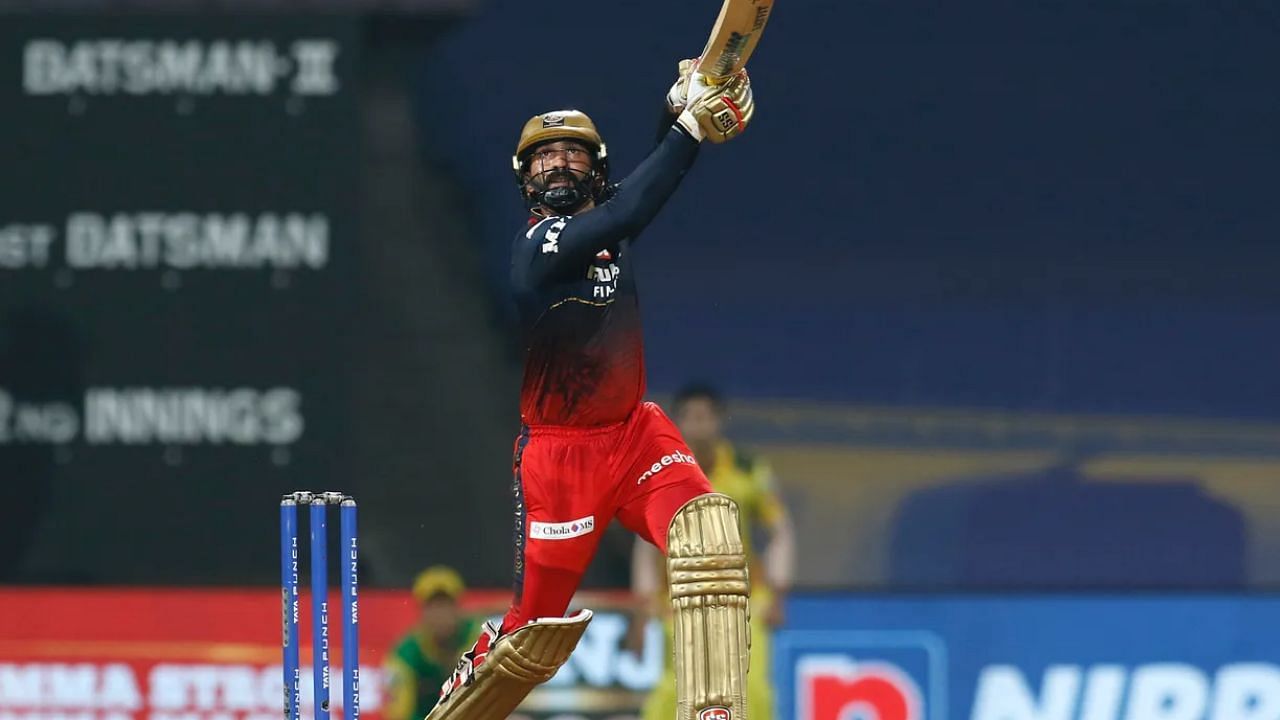 चेन्नई सुपर किंग्स के खिलाफ बल्लेबाजी के दौरान शॉट खेलते हुए दिनेश कार्तिक