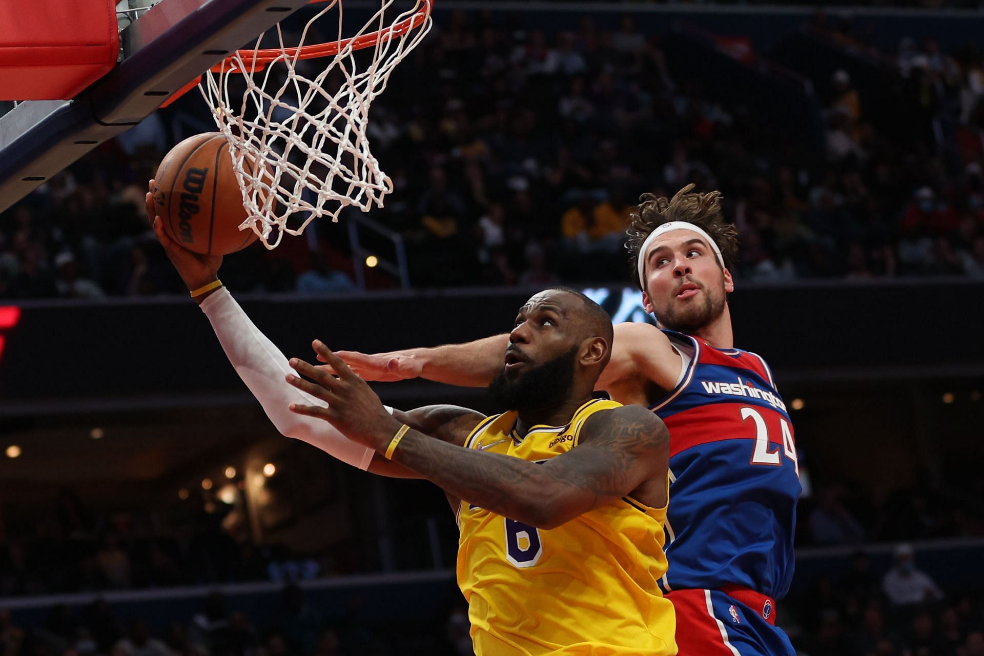 Los Angeles Lakers'tan LeBron James, Washington Wizards'a karşı şutunu çekiyor.