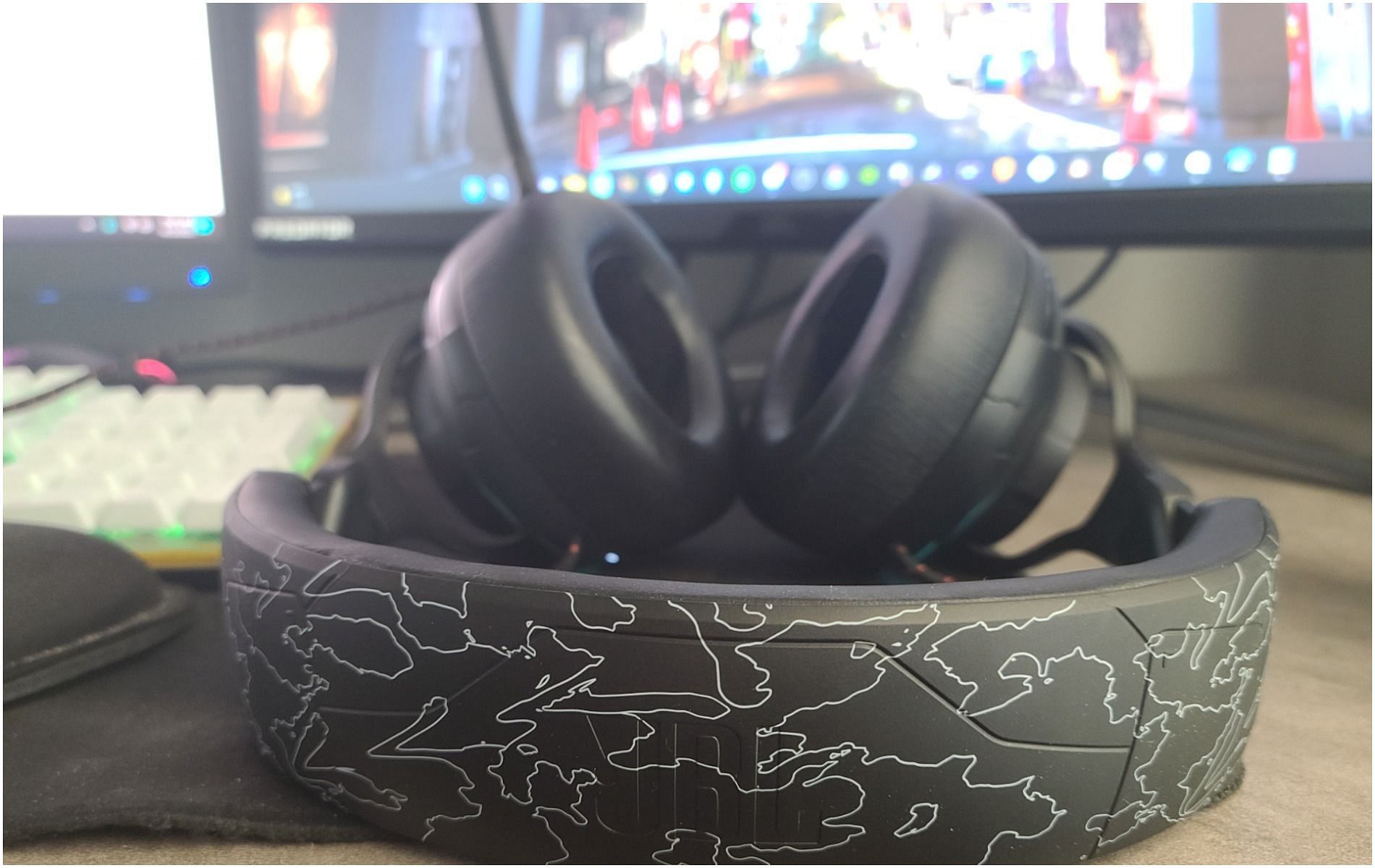 The JBL x 100 Thieves Headset is comfortable and delivers satisfying audio to gamers (Image via Sportskeeda)
