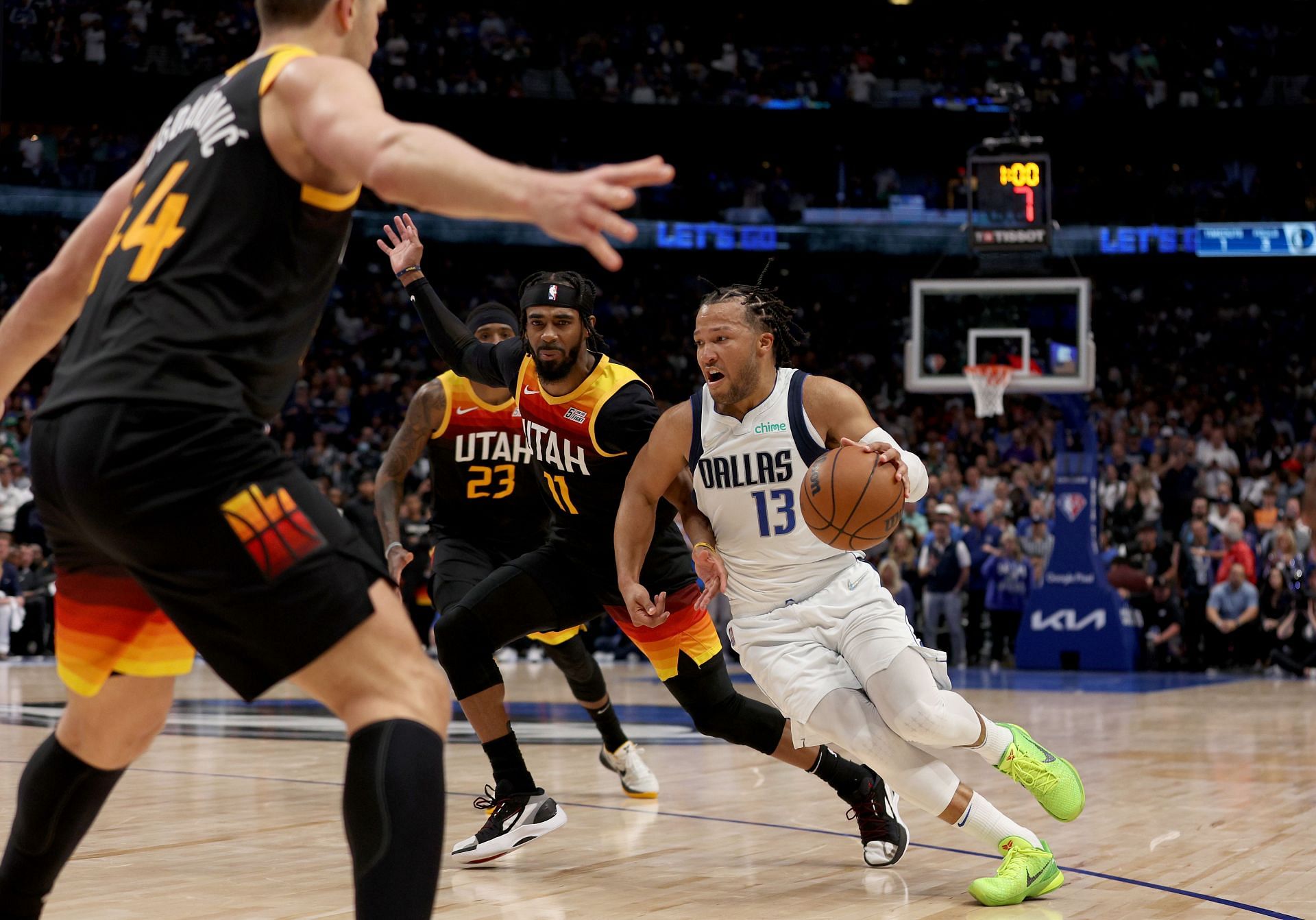 This time on the road, Jalen Brunson of the Dallas Mavericks will look to carry his team again.