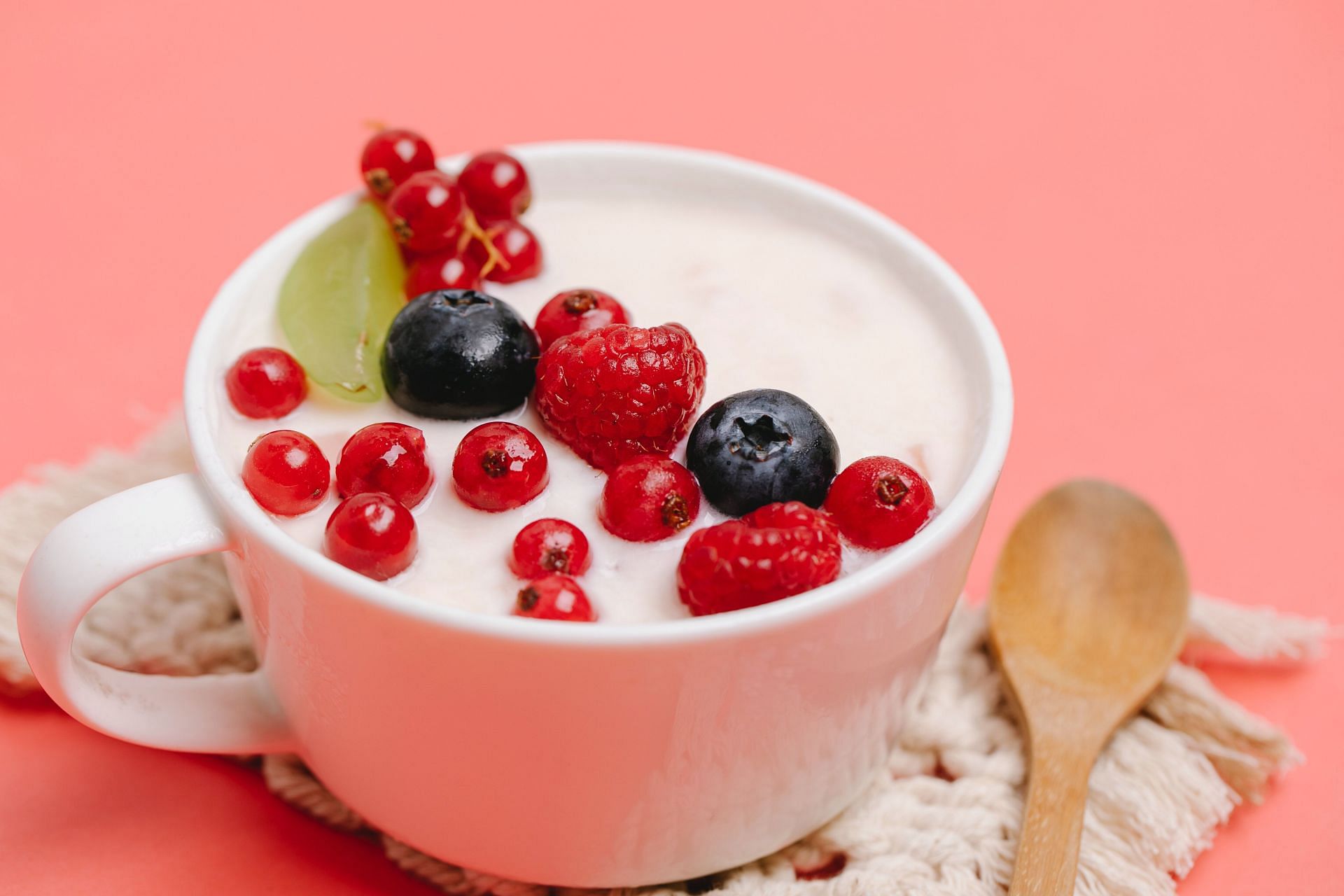 Include yogurt in your diet for weight loss (Image via pexels/Amy Lane)