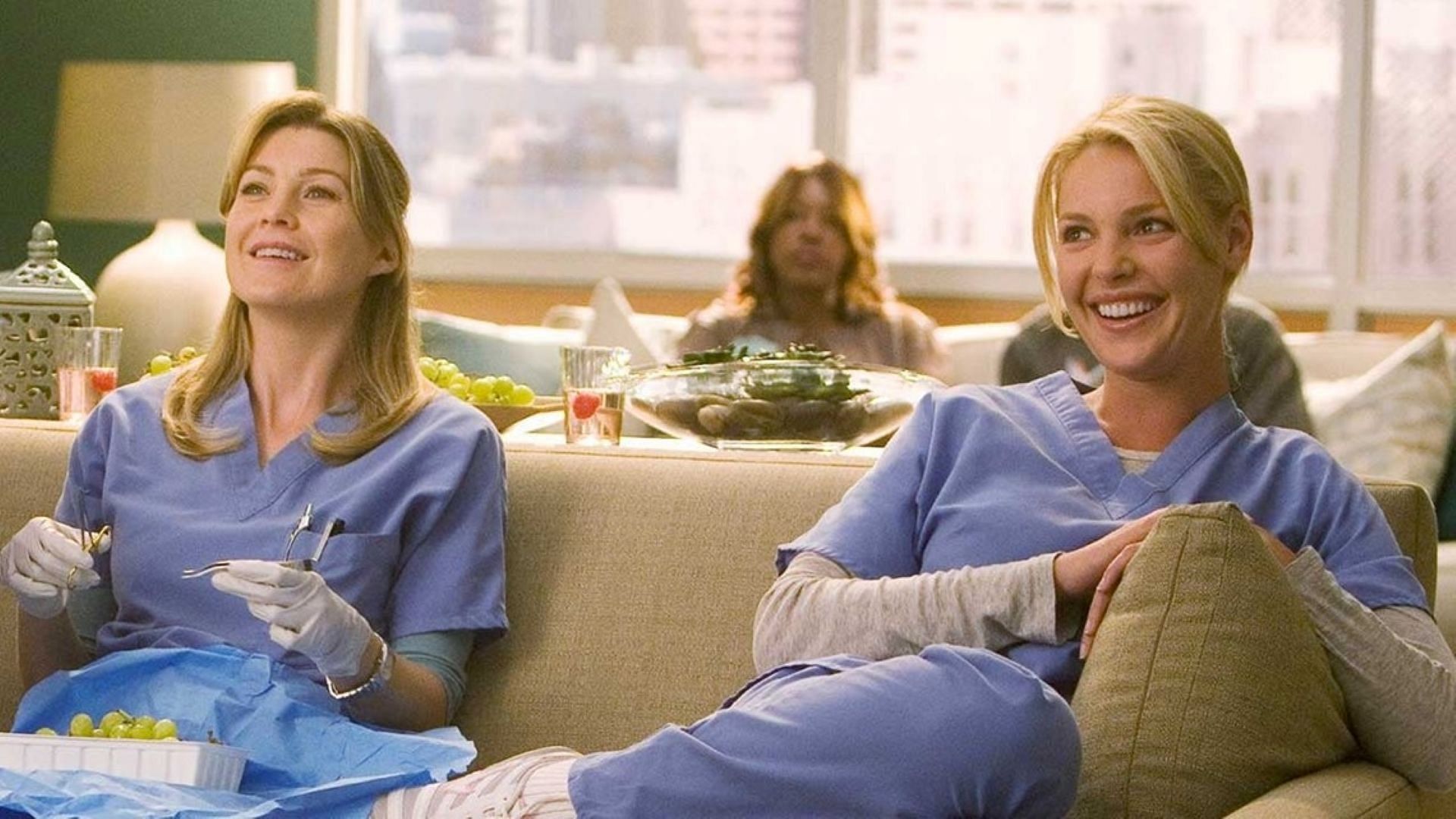 Ellen Pompeo and Katherine Heigl in Grey&#039;s Anatomy (Image via ABC)