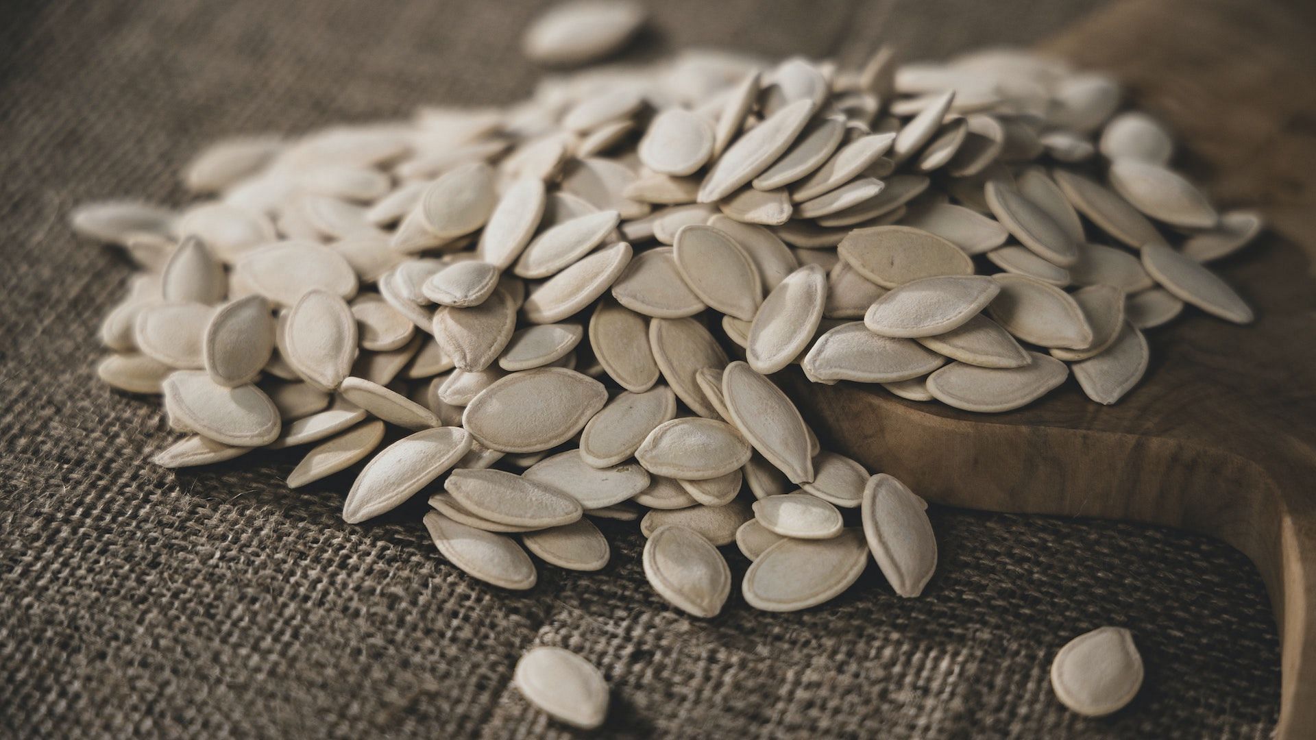 All the benefits of pumpkin seeds! (Image via Pexels/Engin Akyurt)