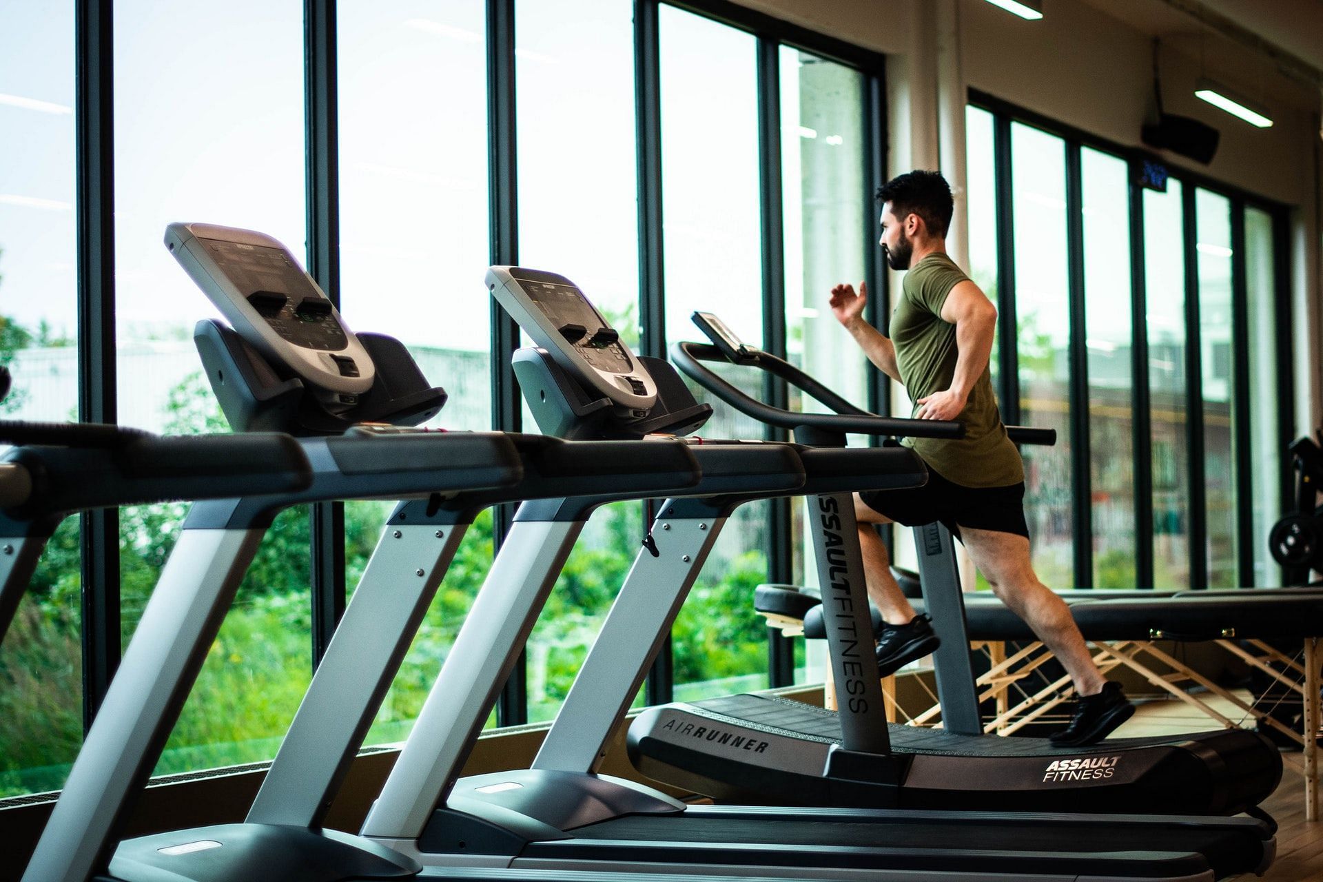 Running on a treadmill offers a wide variety of health benefits (Image via William Choquette/pexels)