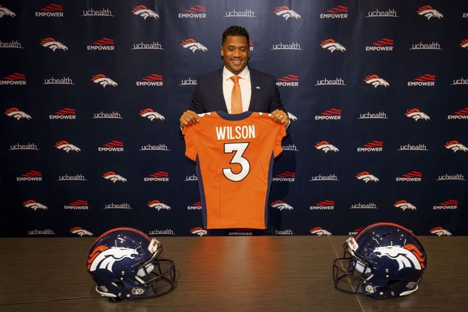 "The juice is similar" - Russell Wilson's teammate compares him to NFL legend Peyton Manning