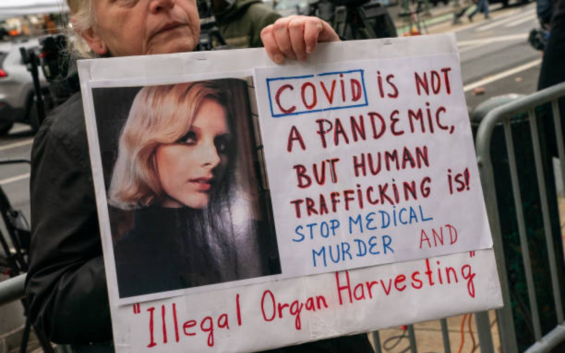 People protesting at the Thurgood Marshall United States Courthouse where the trial of Ghislaine Maxwell was held in November 2021 in New York City (Image via David Dee Delgado/Getty Images)