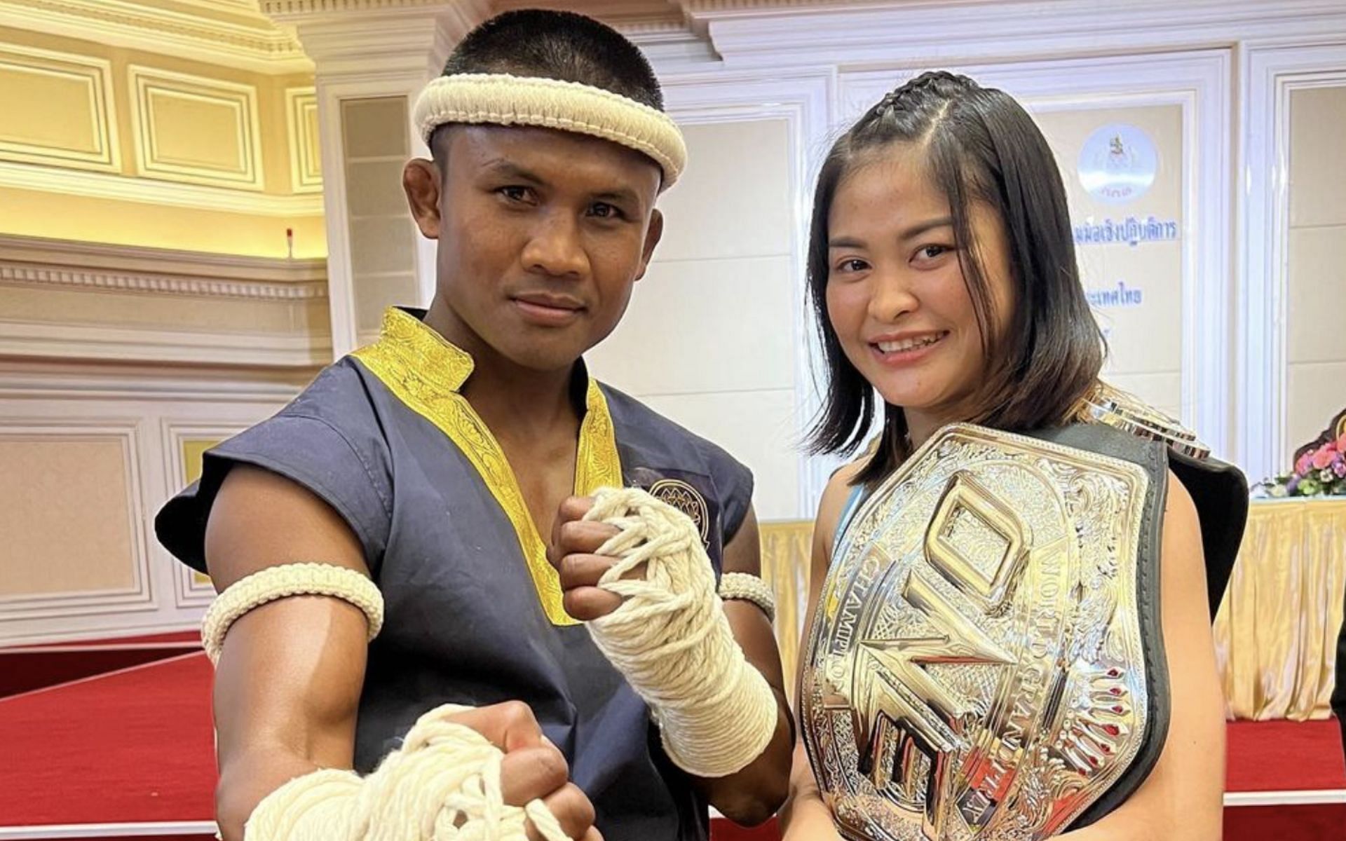 Stamp Fairtex (right) poses with legendary Muay Thai fighter Buakaw Banchamek (left) during an event that the Sports Authority of Thailand hosted. [Photo Stamp Fairtex Instagram]