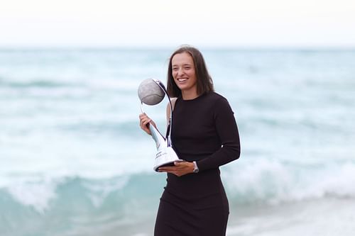 Iga Swiatek poses with the WTA World No. 1 Trophy.