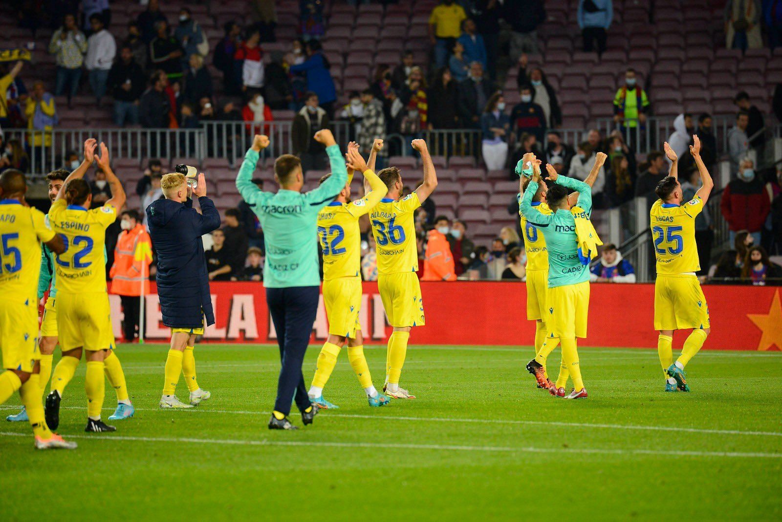 बार्सिलोना पर जीत के बाद दर्शकों का अभिवादन करती कैडीज की टीम।