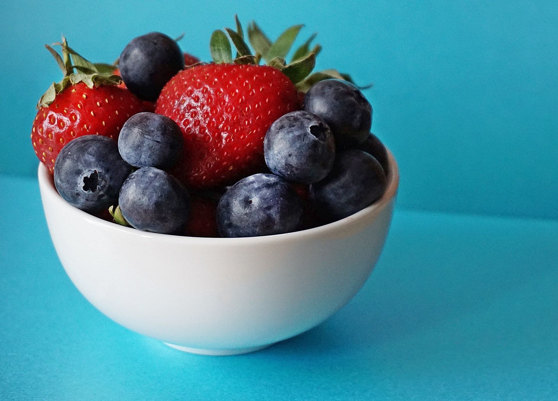 A bowl of berries (Photo by Suzy Hazelwood via pexels)