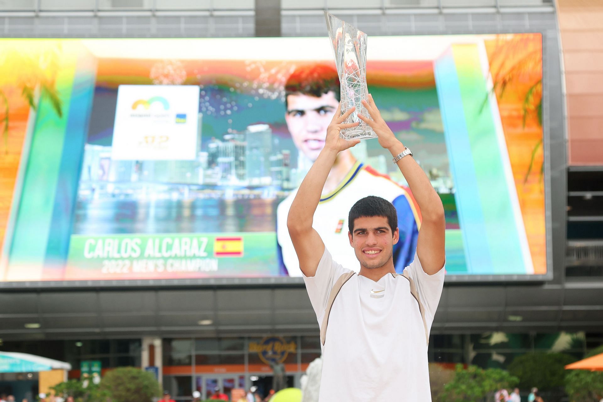 Carlos Alcaraz poses with the Miami Open