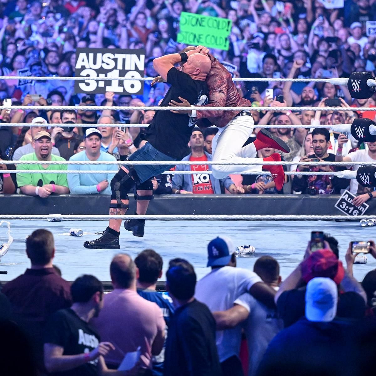 WWE WrestleMania 38 में कमेंटेटर बायरन सैक्टन को स्टनर देते हुए स्टोन कोल्ड स्टीव ऑस्टिन