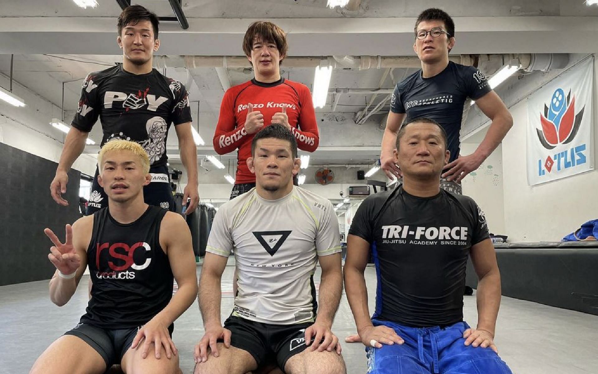 Tatsumitsu Wada (kneeling, first from left) gets some valuable experience from Japanese MMA legend Shinya Aoki (standing, first from right). [Photo credits: Kohei Yasumi Instagram]