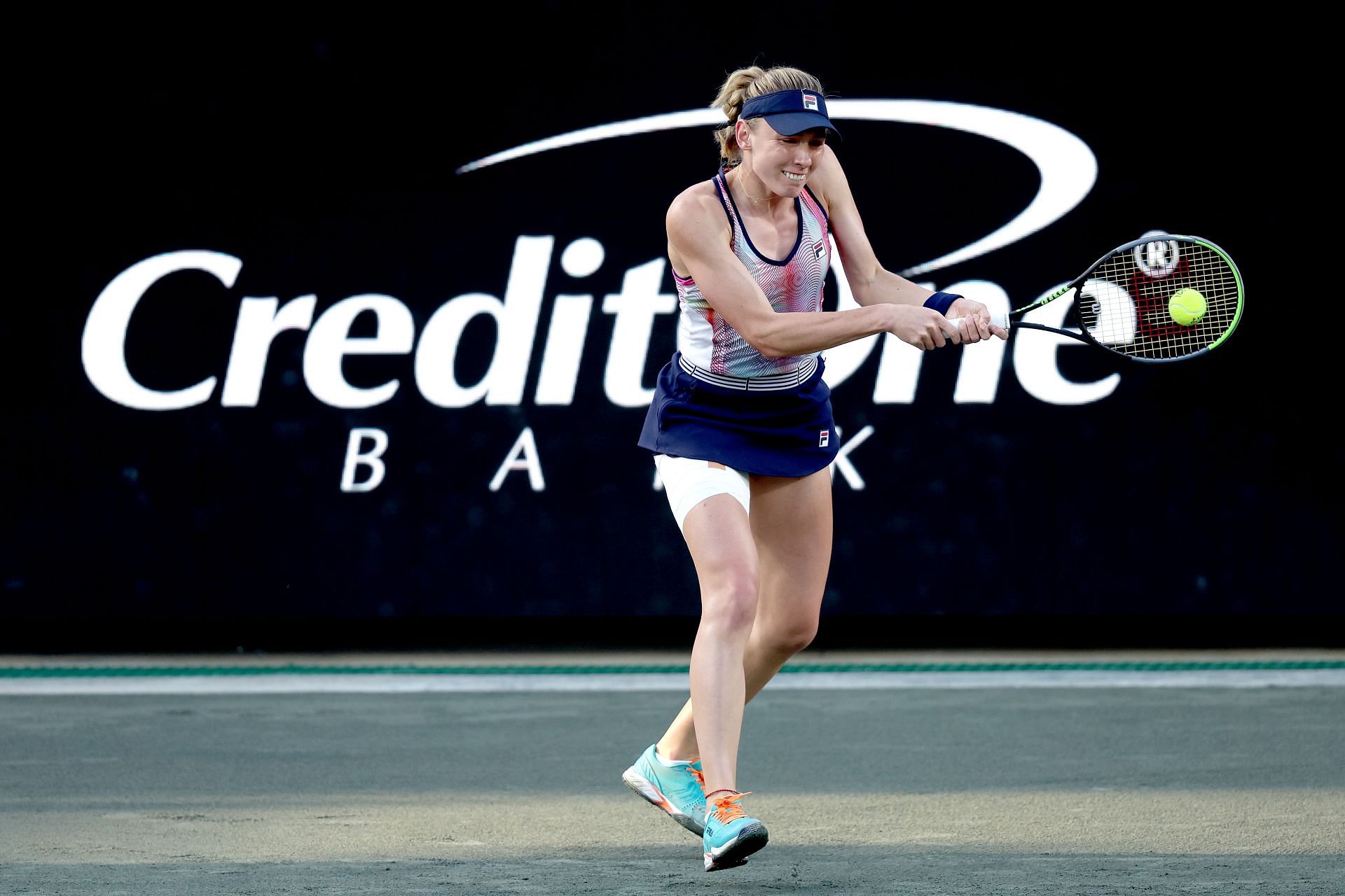 Ekaterina Alexandrova in action at the 2022 Credit One Charleston Open