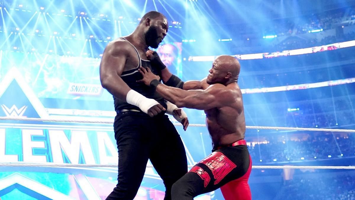 WWE WrestleMania में लड़ते हुए बॉबी लैश्ले और ओमोस