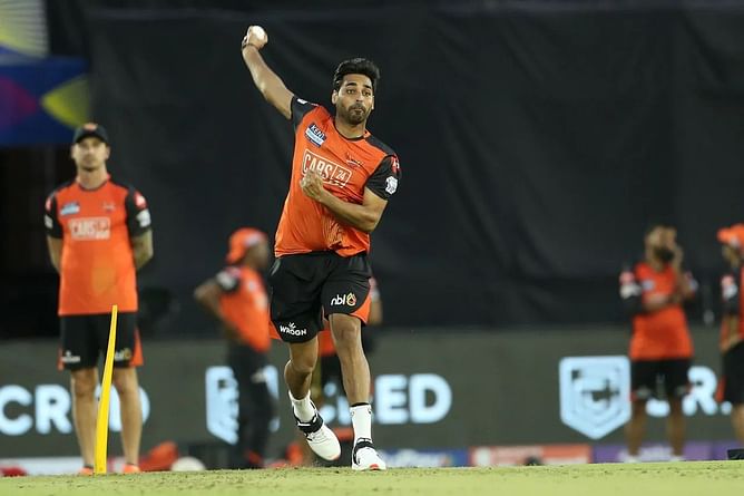 IPL में रॉयल चैलेंजर्स बैंगलोर के खिलाफ कैसी रही है भुवनेश्वर कुमार की गेंदबाजी?