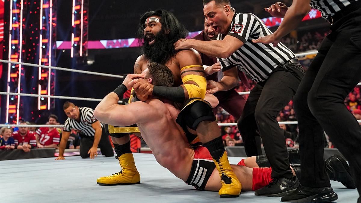 WWE के लाइव इवेंट में वीर महान ने दिग्गज को हराया 
