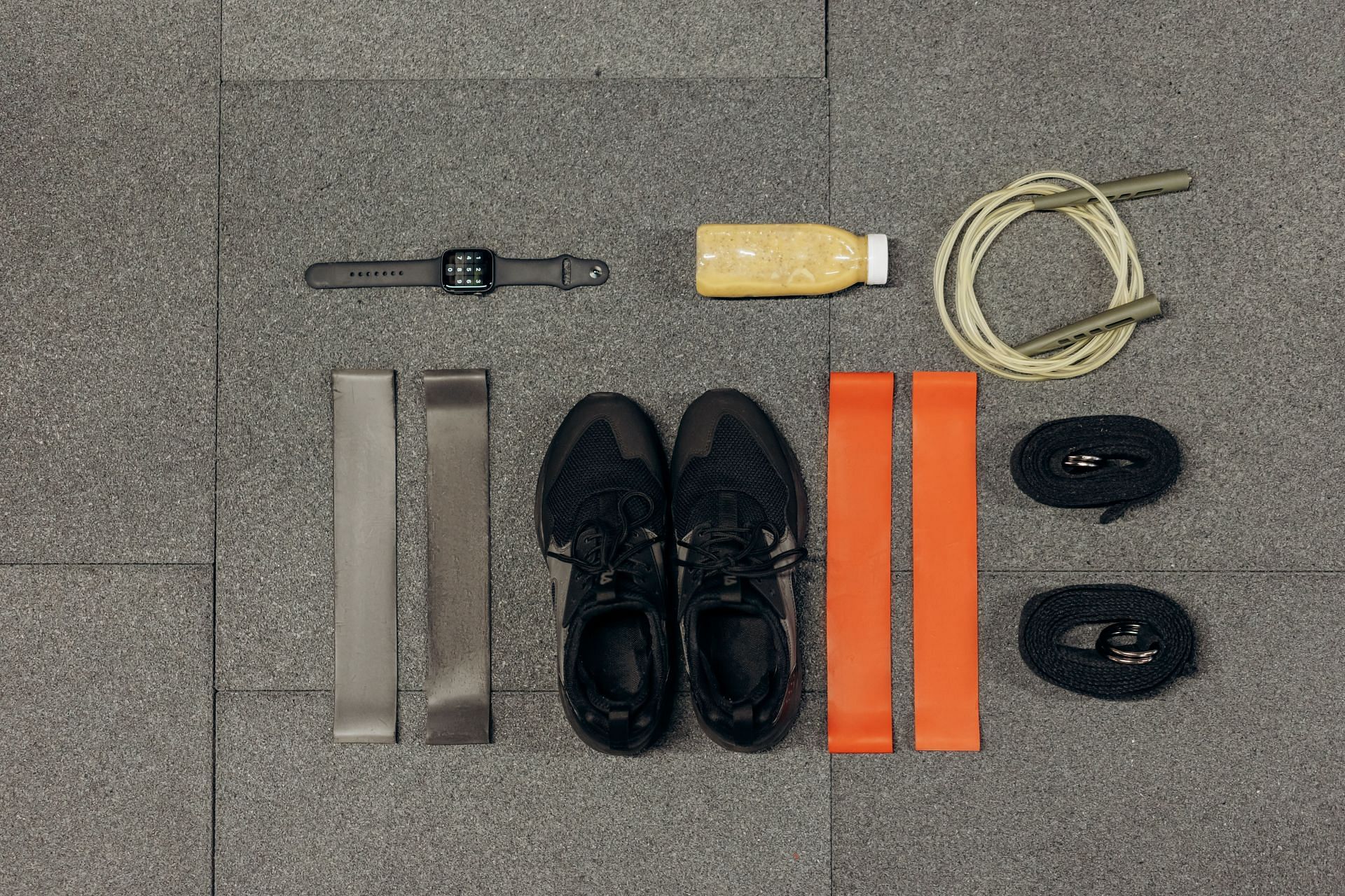 Best equipments to create your own home gym for weight training. (Image by Mikhail Nilov / Pexels)