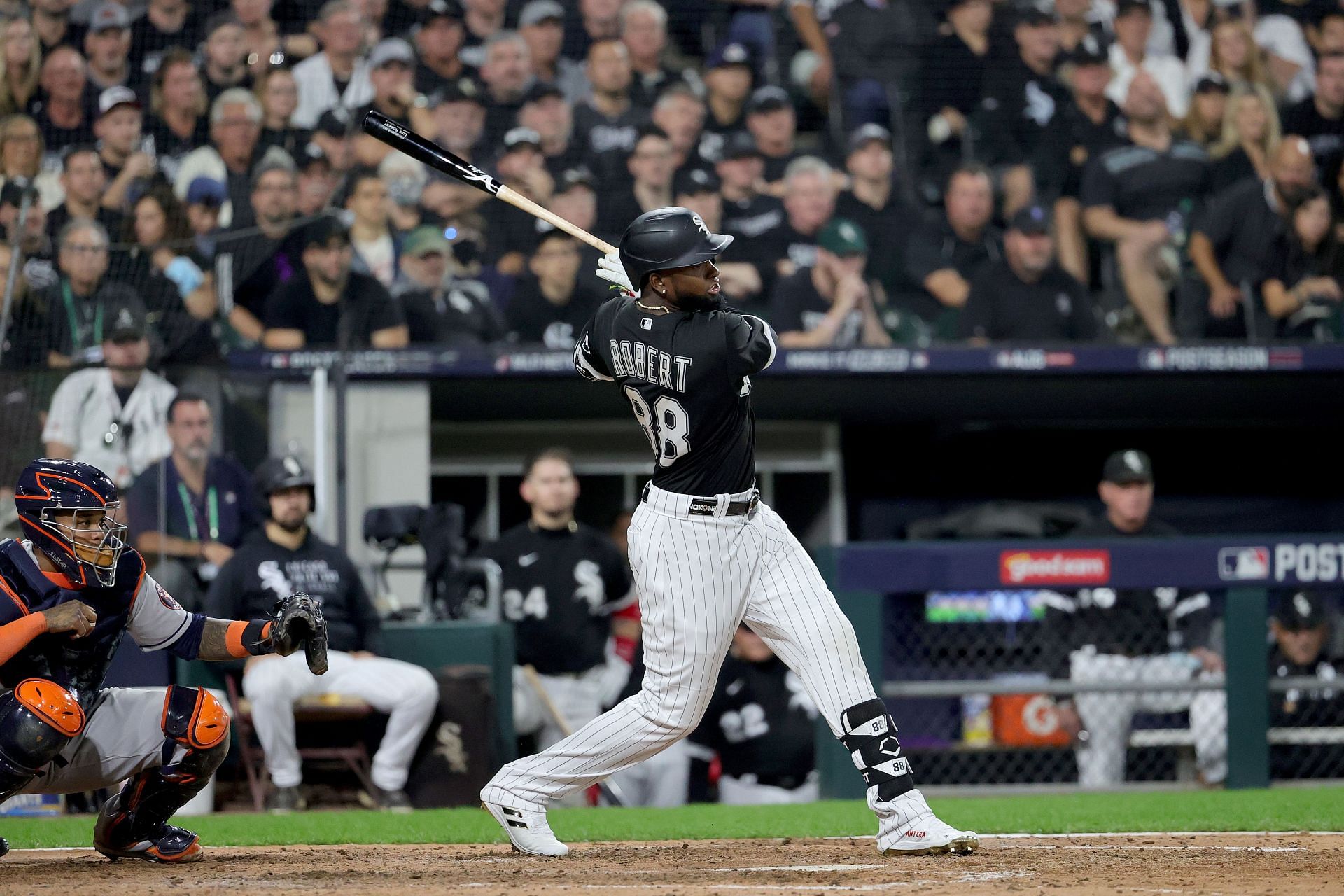 Tigers acquire veteran outfielder from White Sox 