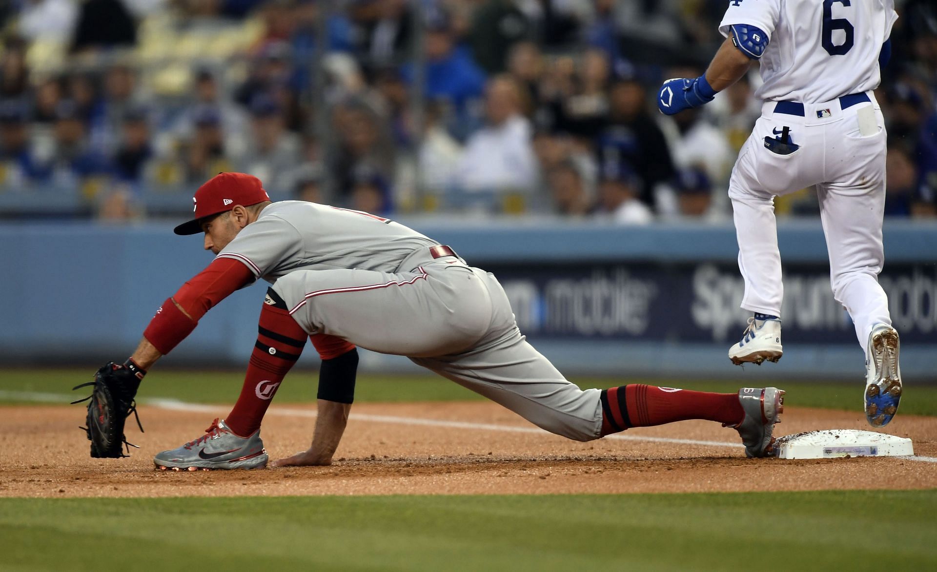 Joey Votto gives Jackie Robinson Day cleats to Reds-Dodgers game fan