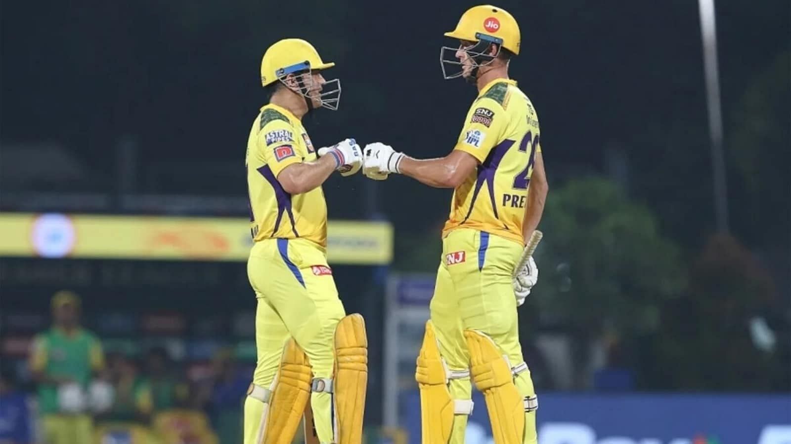 एमएस धोनी और ड्वेन प्रिटोरियस ने अंतिम दो ओवरों में मैच चेन्नई के पक्ष में कर दिया